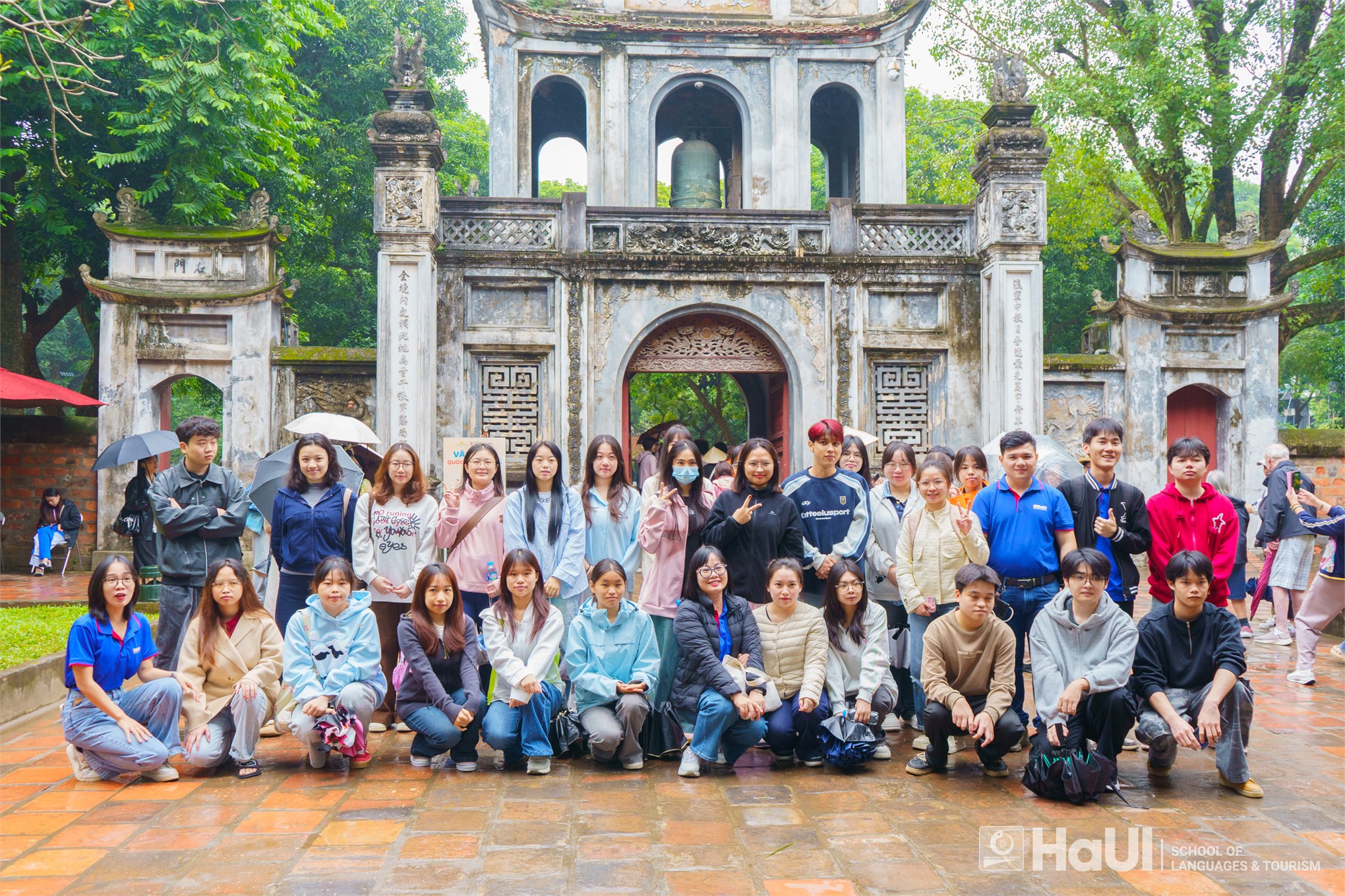 Sinh viên nước ngoài học tiếng Việt tham quan, trải nghiệm tại Văn Miếu – Quốc Tử Giám