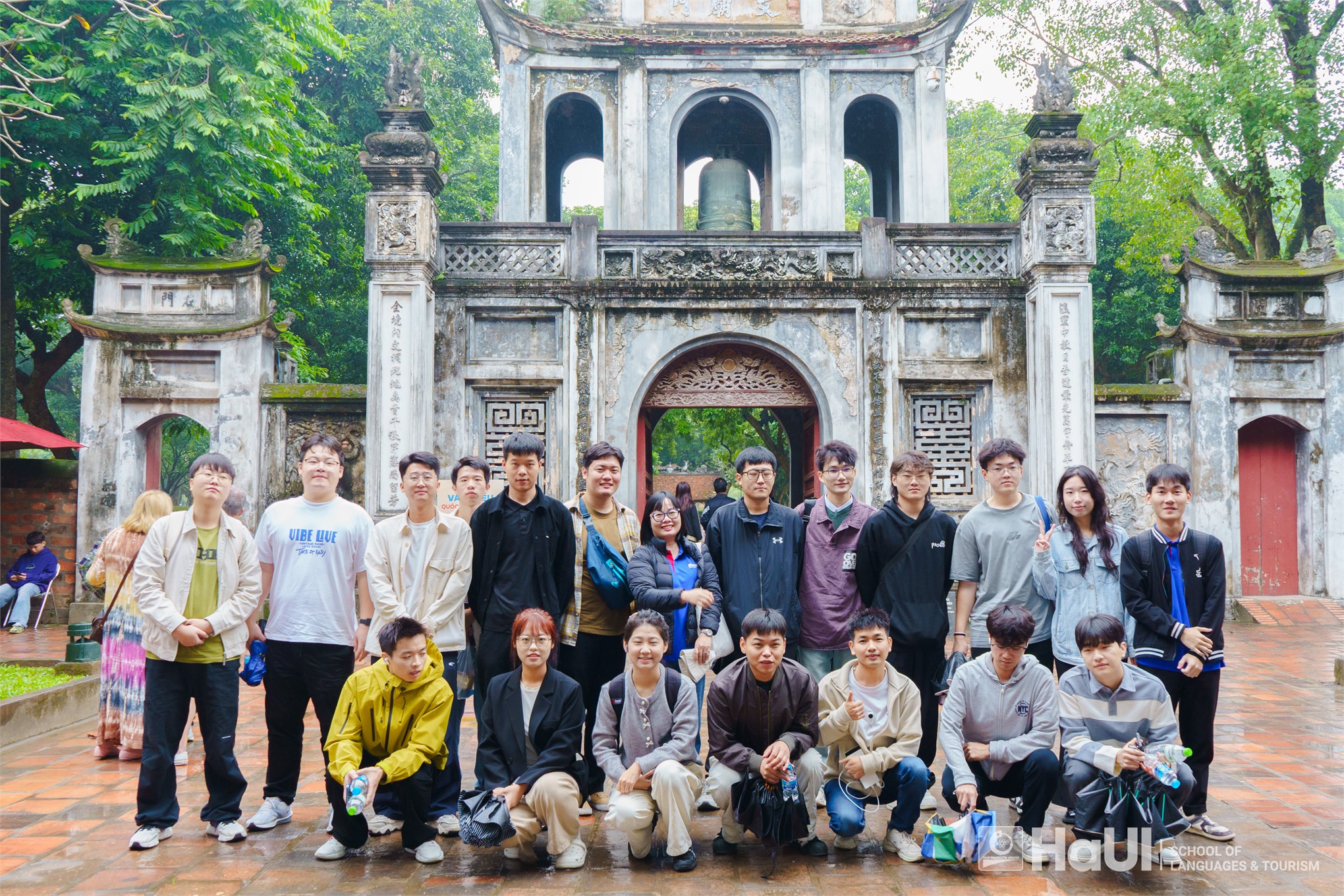 Sinh viên nước ngoài học tiếng Việt tham quan, trải nghiệm tại Văn Miếu – Quốc Tử Giám