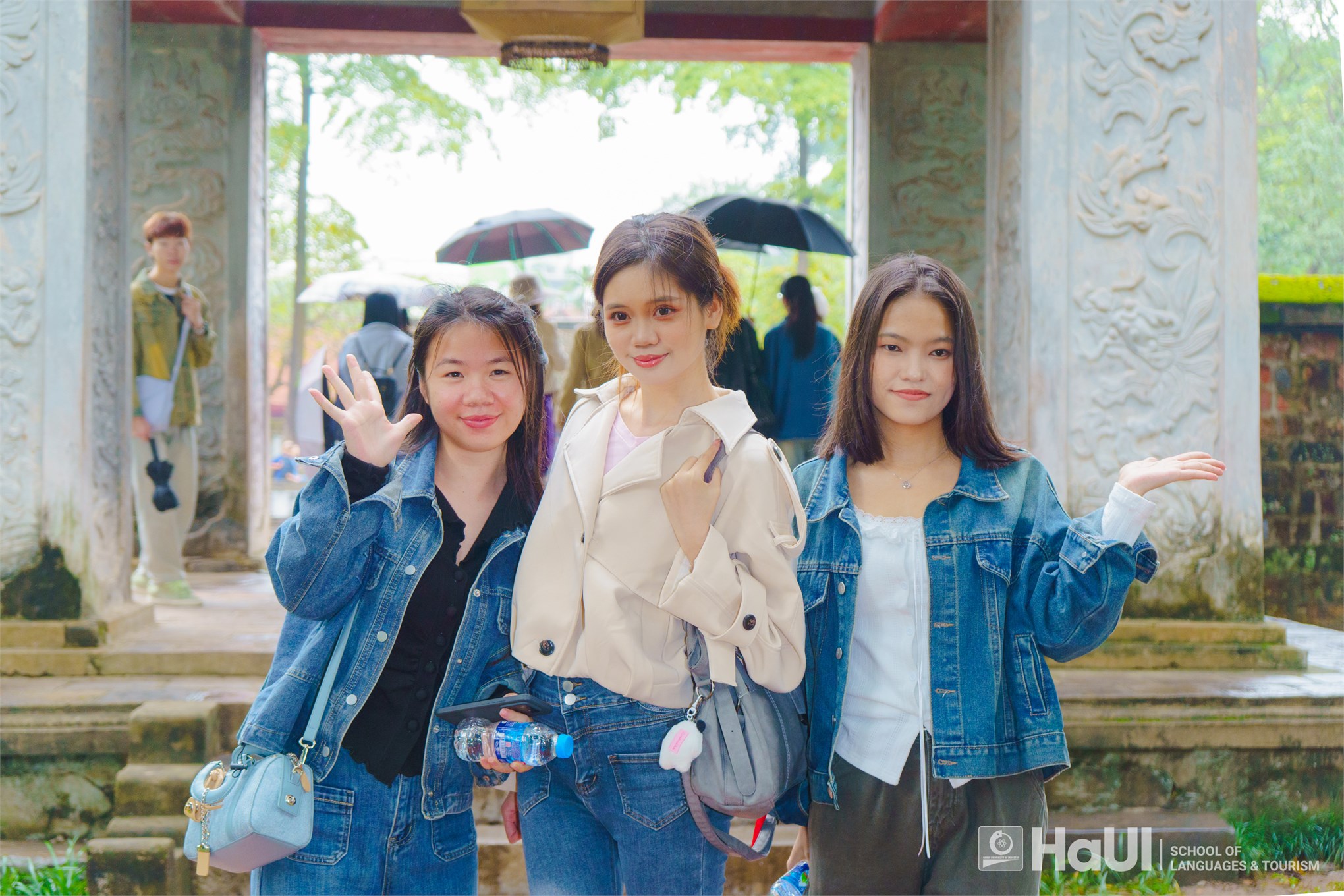 Sinh viên nước ngoài học tiếng Việt tham quan, trải nghiệm tại Văn Miếu – Quốc Tử Giám