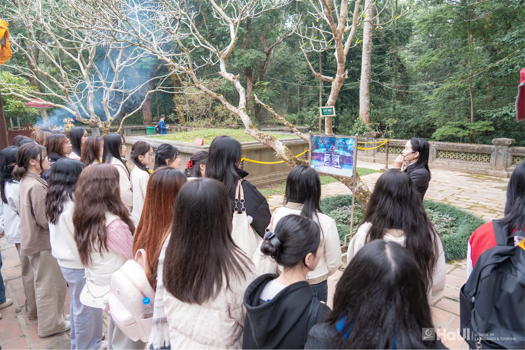 Sinh viên khoa Tiếng Việt và Văn hóa Việt Nam tìm hiểu lịch sử, văn hóa xứ Thanh qua chương trình học tập thực tế