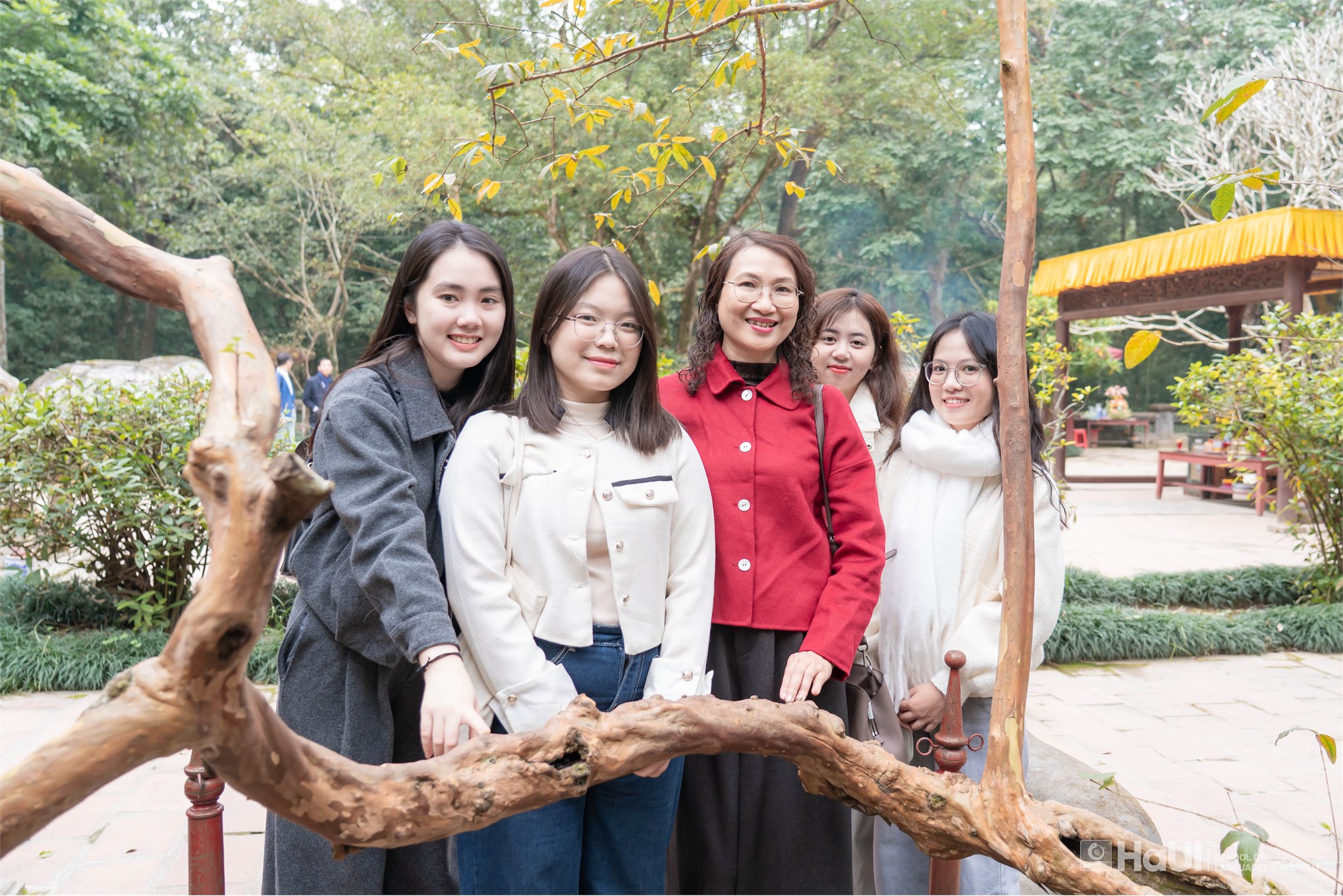 Sinh viên khoa Tiếng Việt và Văn hóa Việt Nam tìm hiểu lịch sử, văn hóa xứ Thanh qua chương trình học tập thực tế