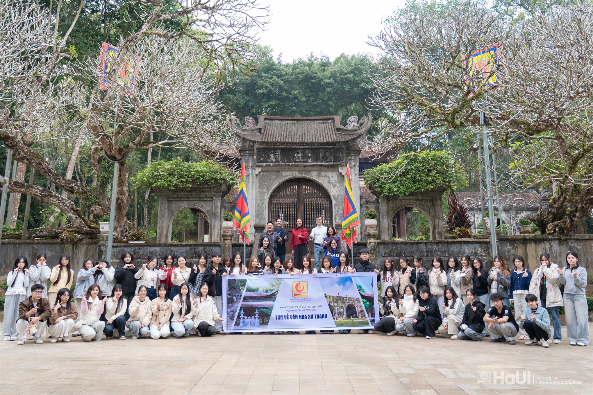Sinh viên khoa Tiếng Việt và Văn hóa Việt Nam tìm hiểu lịch sử, văn hóa xứ Thanh qua chương trình học tập thực tế