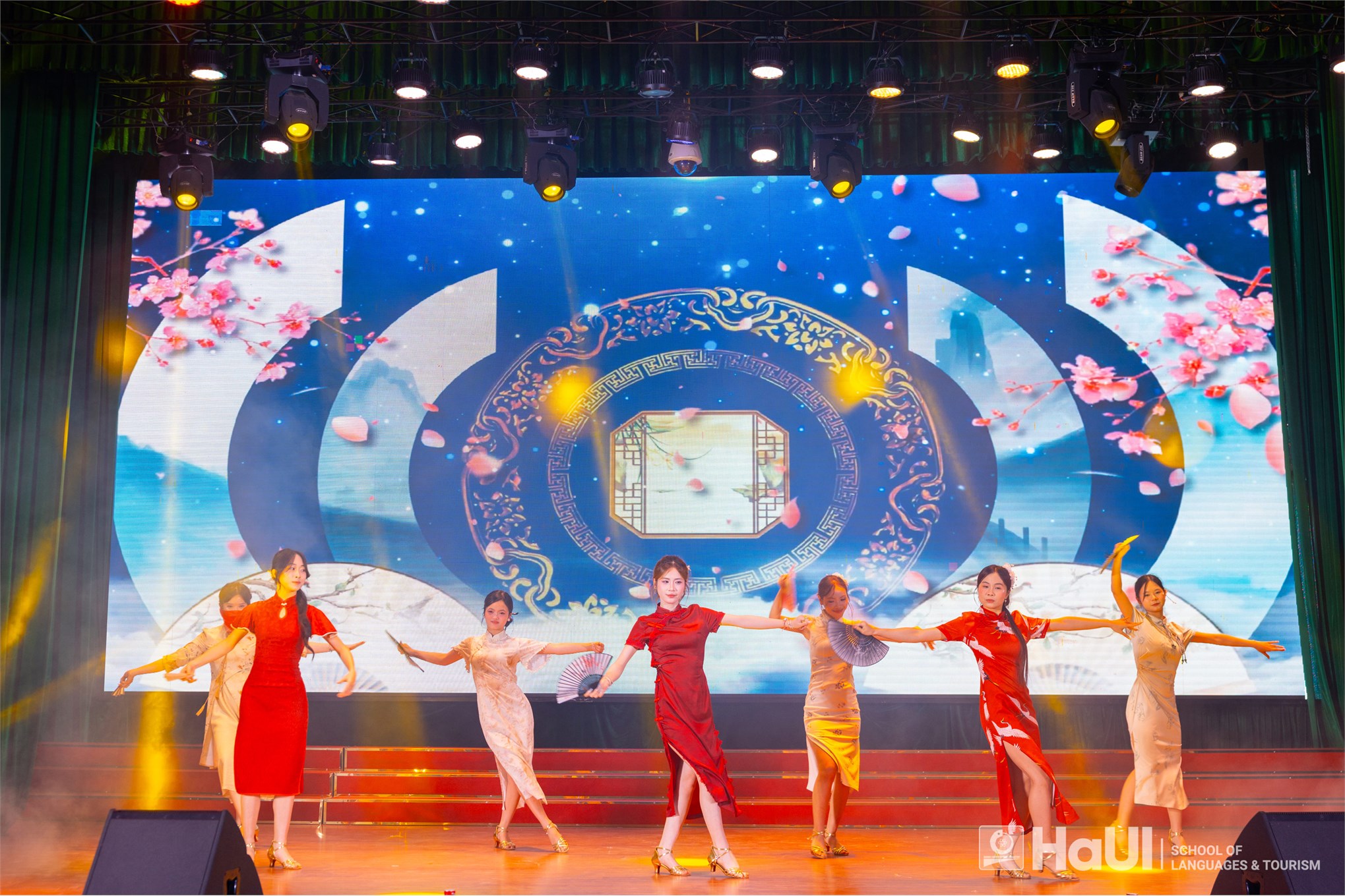 Sôi động và rực rỡ tại “Summer Festival 2025” của sinh viên trường Ngoại ngữ - Du lịch