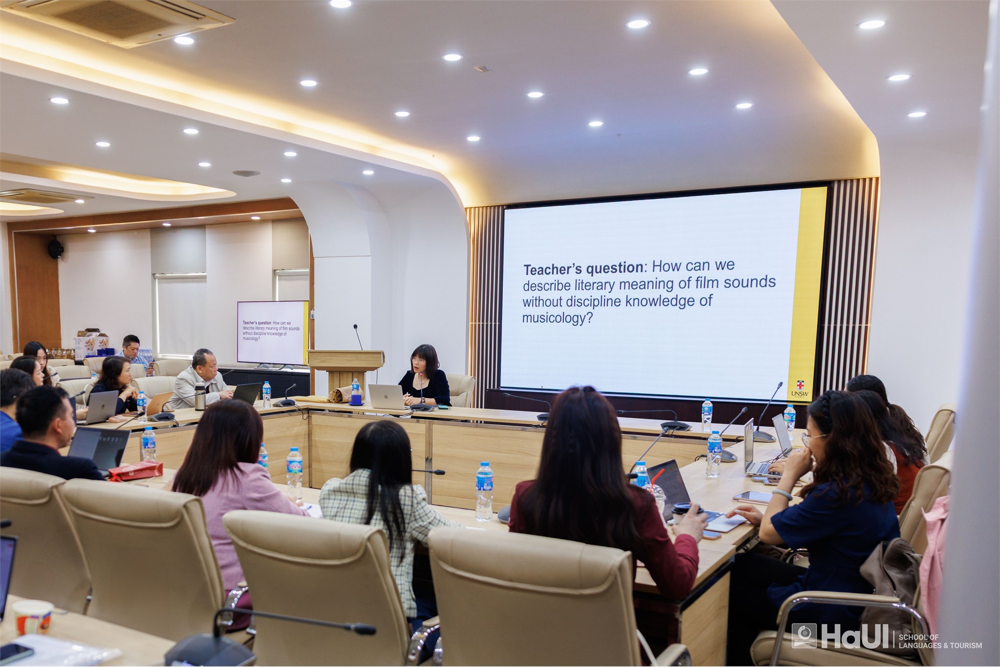 Khoa Tiếng Việt và Văn hoá Việt Nam tổ chức toạ đàm `Mô hình hoá nghĩa liên nhân của âm thanh trong phim truyện từ góc độ Tín hiệu học chức năng hệ thống