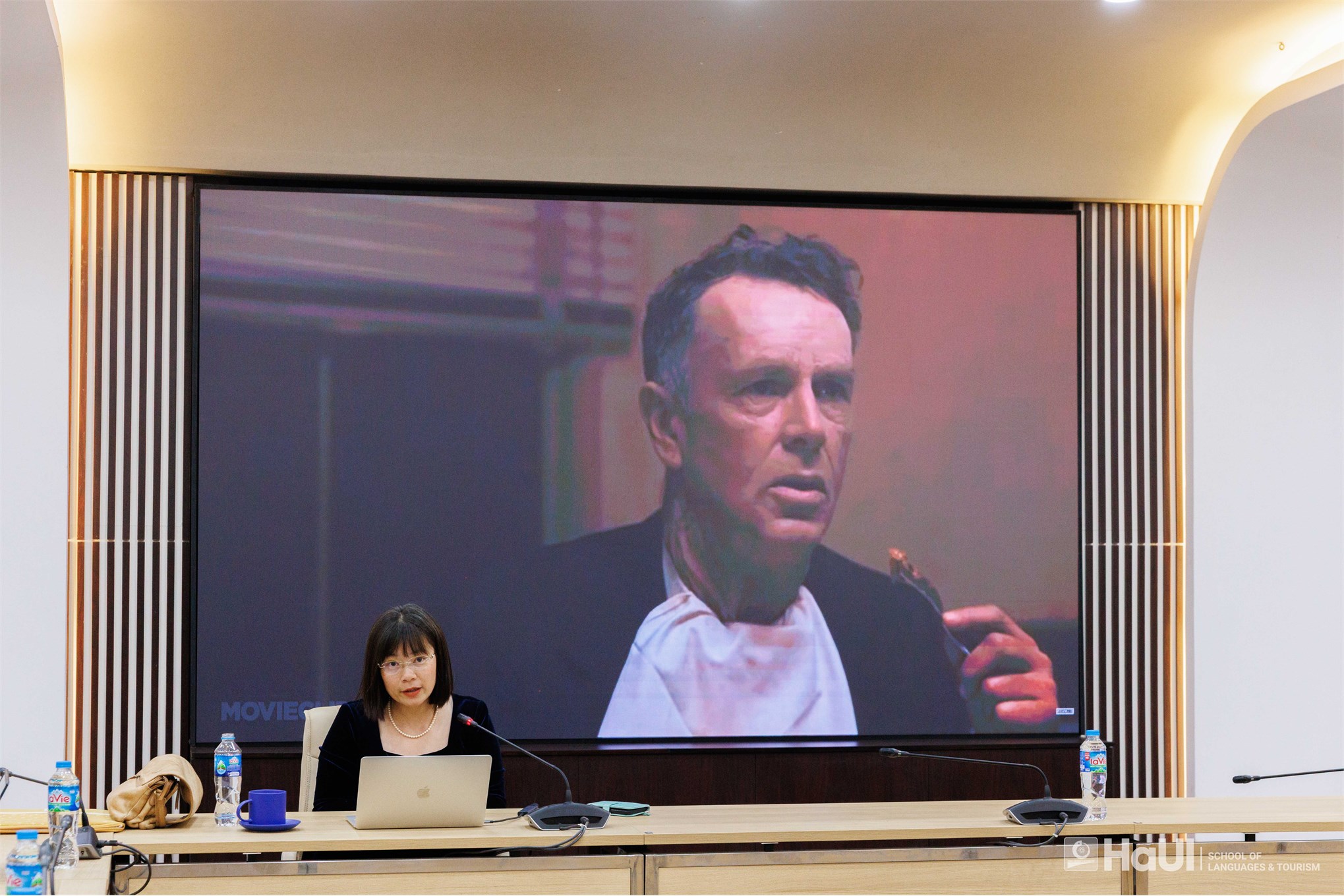 Khoa Tiếng Việt và Văn hoá Việt Nam tổ chức toạ đàm `Mô hình hoá nghĩa liên nhân của âm thanh trong phim truyện từ góc độ Tín hiệu học chức năng hệ thống