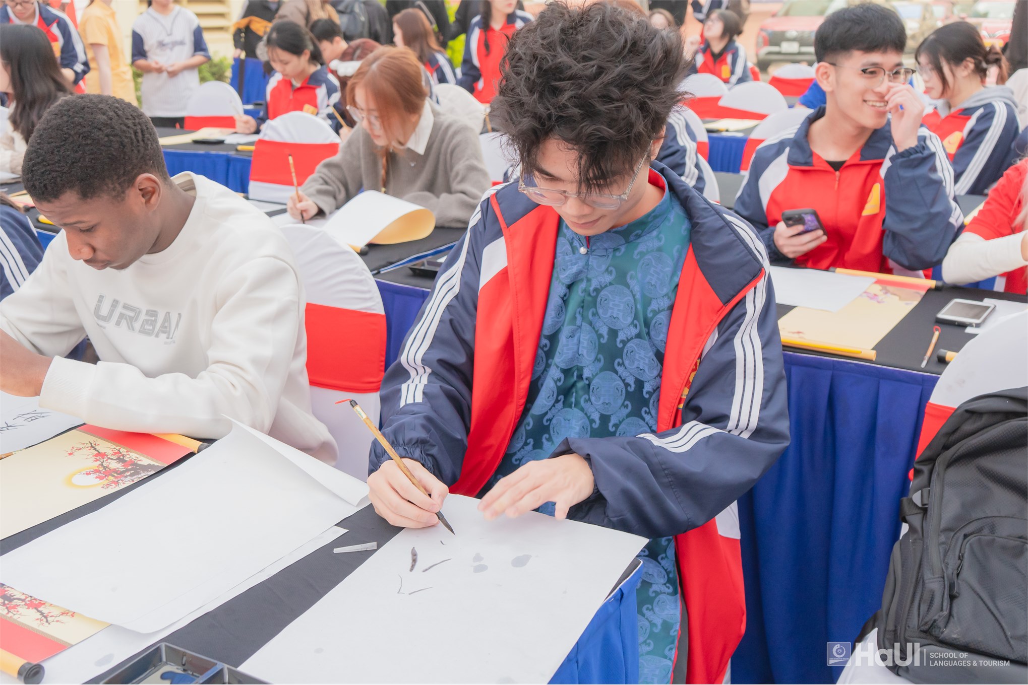 Ngày hội thư pháp “Nét chữ tài hoa”: Lưu truyền thống, viết tương lai