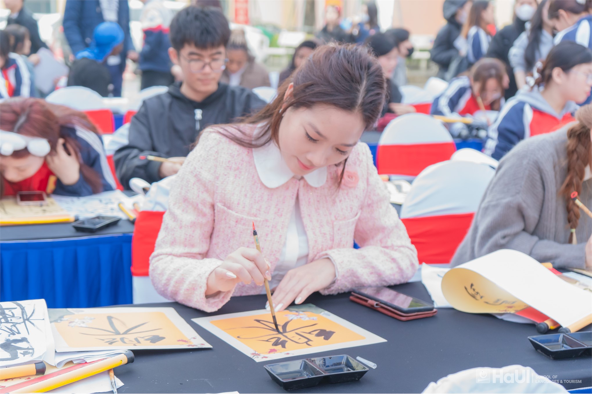 Ngày hội thư pháp “Nét chữ tài hoa”: Lưu truyền thống, viết tương lai