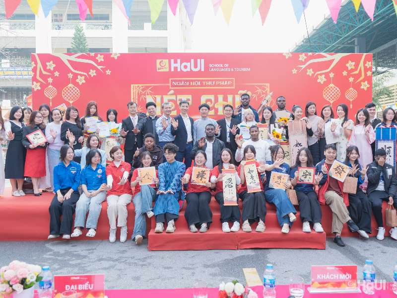 Ngày hội thư pháp “Nét chữ tài hoa”: Lưu truyền thống, viết tương lai