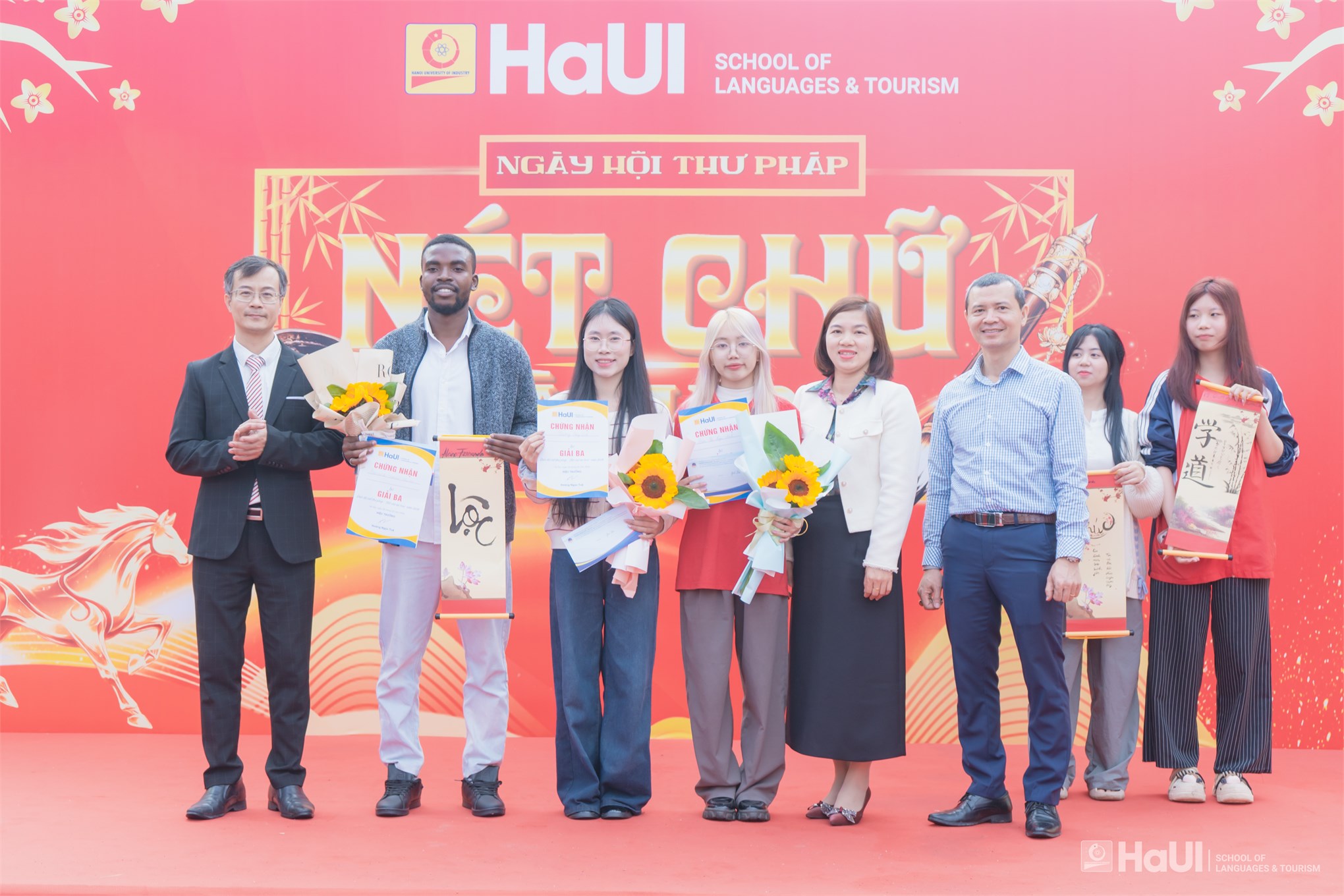 Ngày hội thư pháp “Nét chữ tài hoa”: Lưu truyền thống, viết tương lai