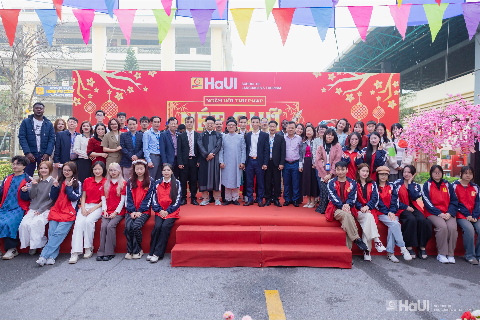 Ngày hội thư pháp “Nét chữ tài hoa”: Lưu truyền thống, viết tương lai