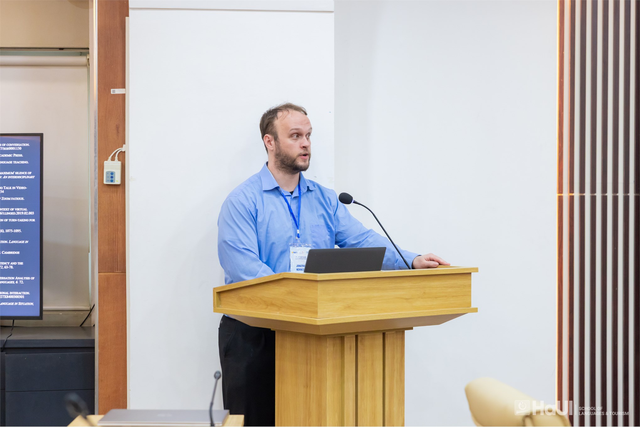 Học giả quốc tế chia sẻ nghiên cứu về Phân tích diễn ngôn trong tương tác ngôn ngữ