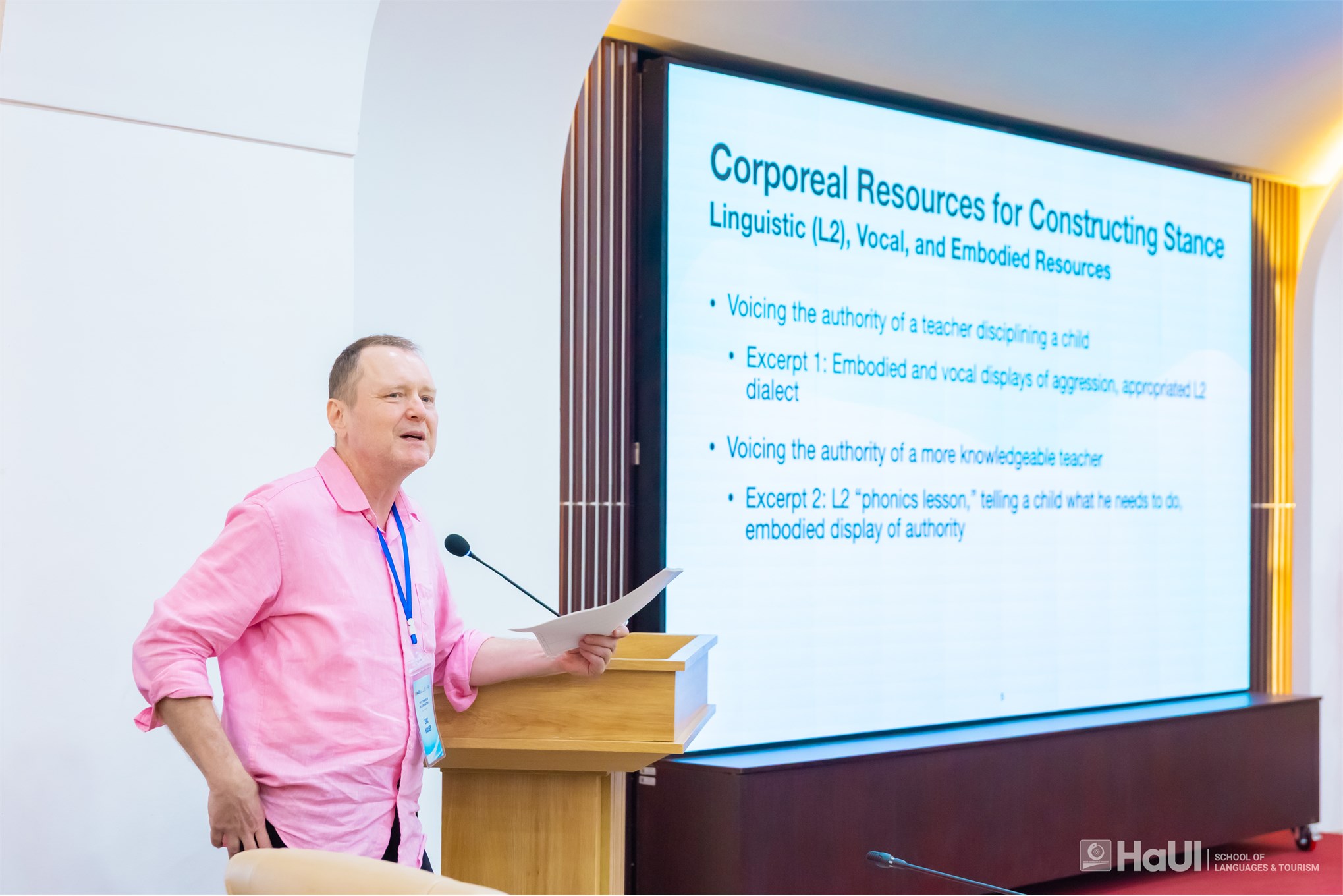 Học giả quốc tế chia sẻ nghiên cứu về Phân tích diễn ngôn trong tương tác ngôn ngữ