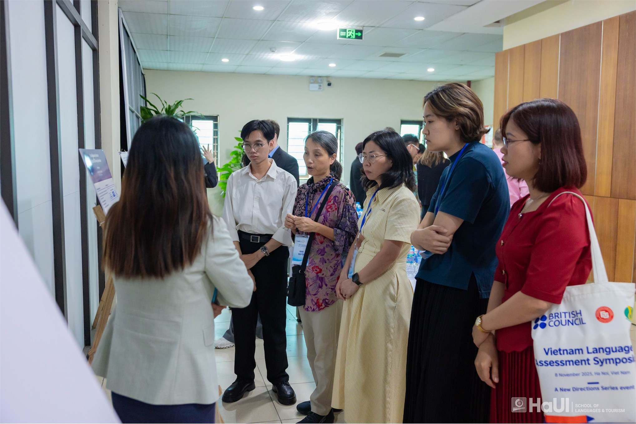 Học giả quốc tế chia sẻ nghiên cứu về Phân tích diễn ngôn trong tương tác ngôn ngữ