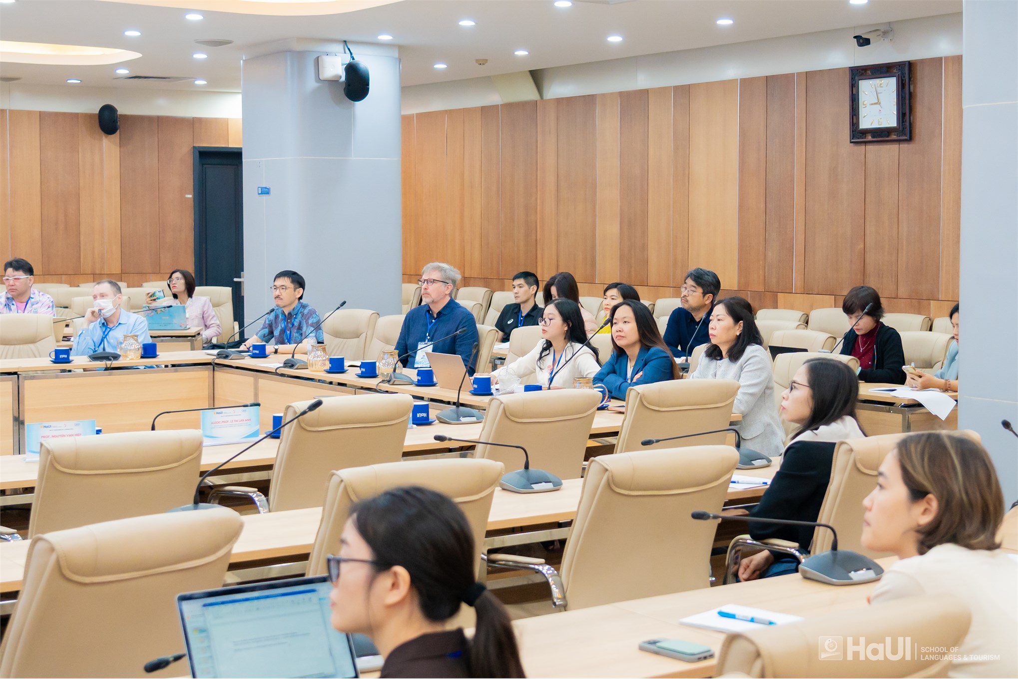 Học giả quốc tế chia sẻ nghiên cứu về Phân tích diễn ngôn trong tương tác ngôn ngữ