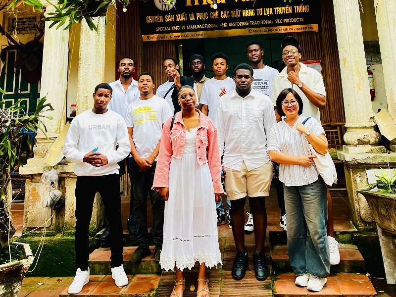 Sinh viên quốc tế học tiếng Việt trải nghiệm văn hóa tại Làng lụa Vạn Phúc