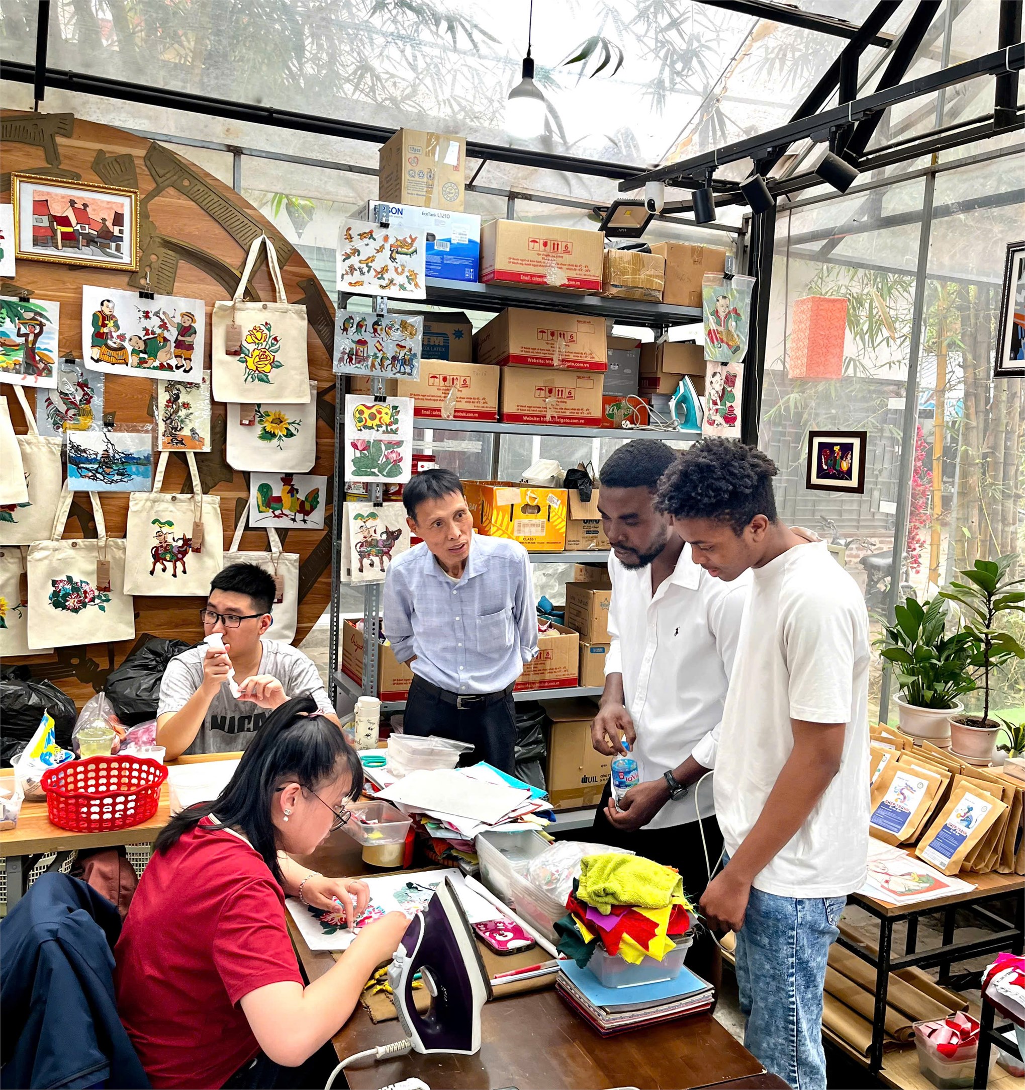 Sinh viên quốc tế học tiếng Việt trải nghiệm văn hóa tại Làng lụa Vạn Phúc