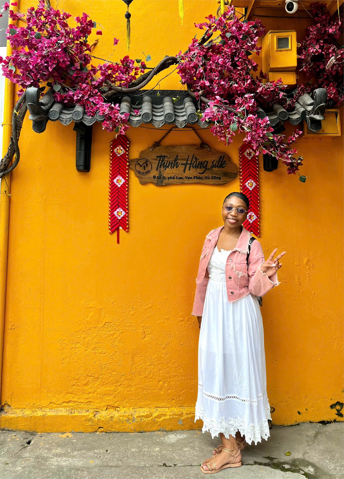 Sinh viên quốc tế học tiếng Việt trải nghiệm văn hóa tại Làng lụa Vạn Phúc