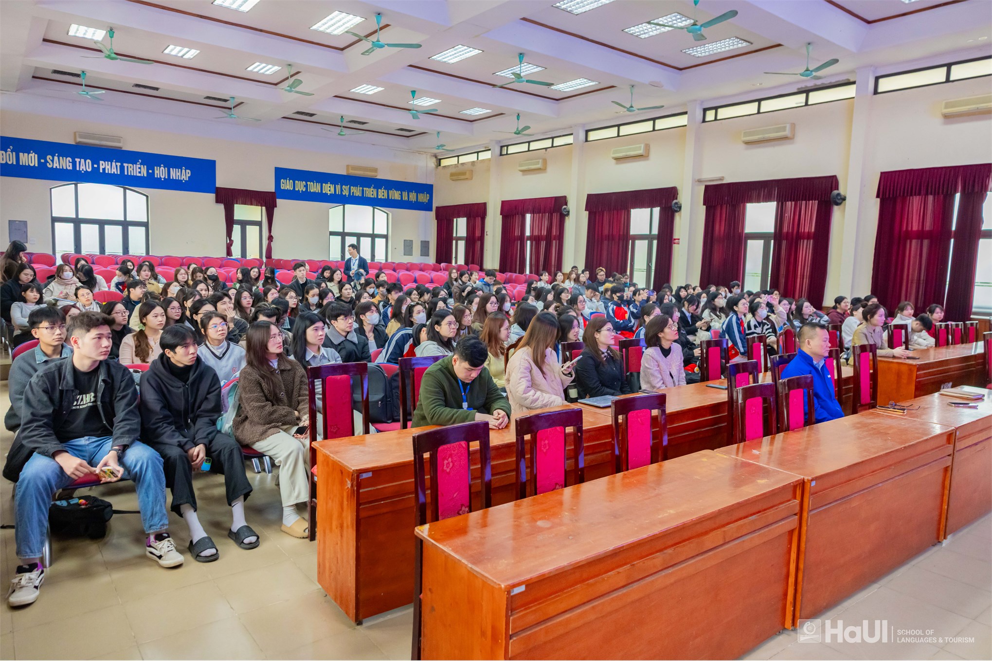 Sinh viên Trường Ngoại ngữ – Du lịch tham gia tập huấn phương pháp nghiên cứu khoa học năm học 2025 – 2026