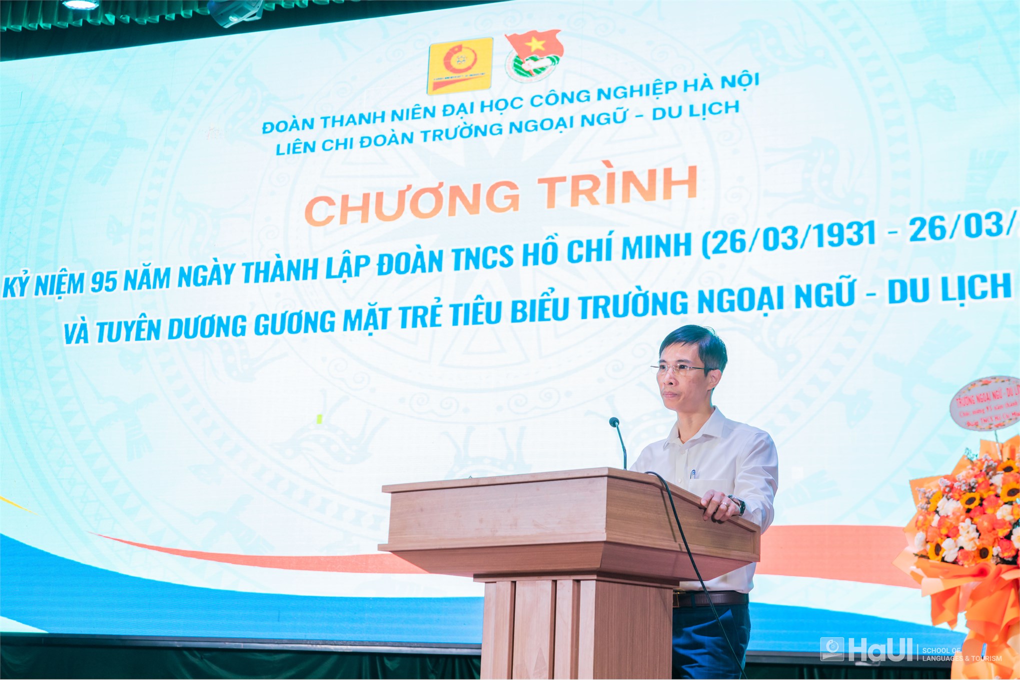 Kỷ niệm 95 năm Ngày thành lập Đoàn TNCS Hồ Chí Minh và tuyên dương gương mặt trẻ tiêu biểu Trường Ngoại ngữ - Du lịch