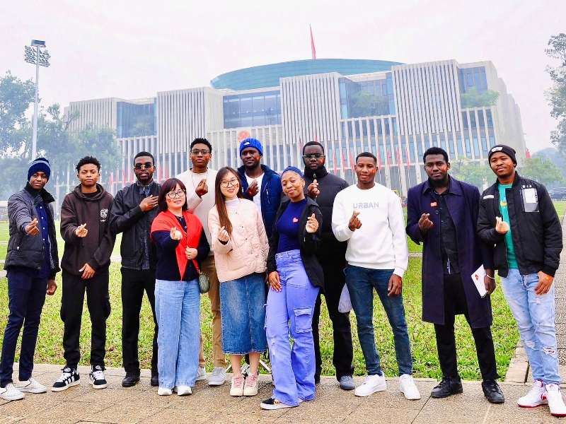 Học viên dự bị tiếng Việt học tập thực tế tại Lăng Chủ tịch Hồ Chí Minh và Bảo tàng Hồ Chí Minh