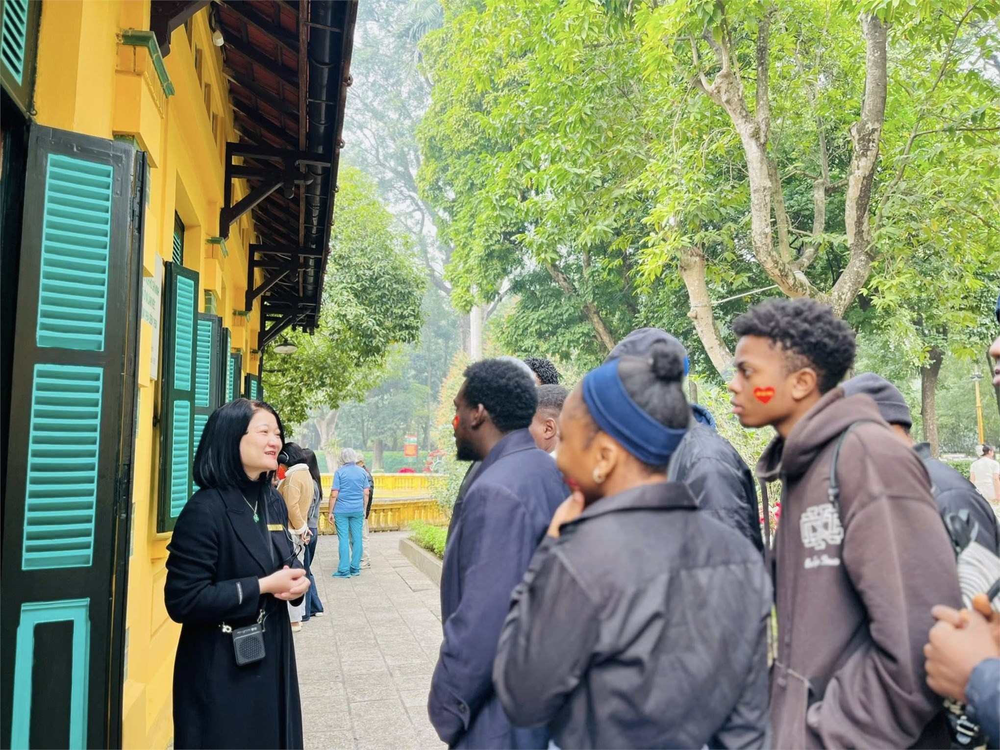 Học viên dự bị tiếng Việt học tập thực tế tại Lăng Chủ tịch Hồ Chí Minh và Bảo tàng Hồ Chí Minh