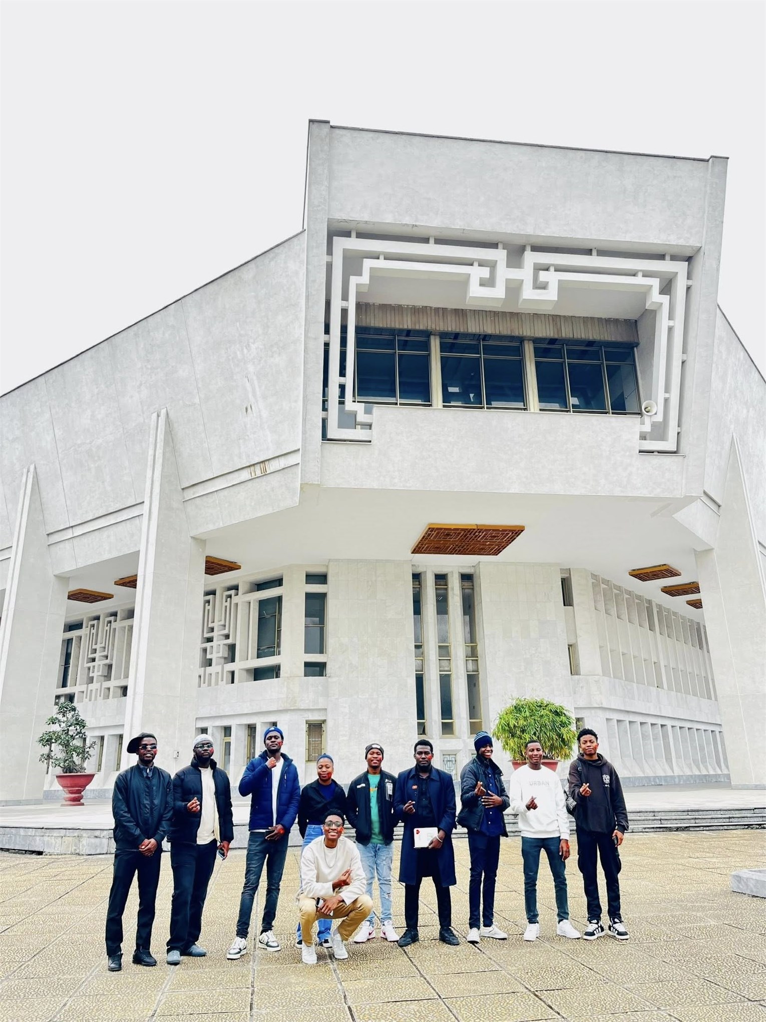 Học viên dự bị tiếng Việt học tập thực tế tại Lăng Chủ tịch Hồ Chí Minh và Bảo tàng Hồ Chí Minh