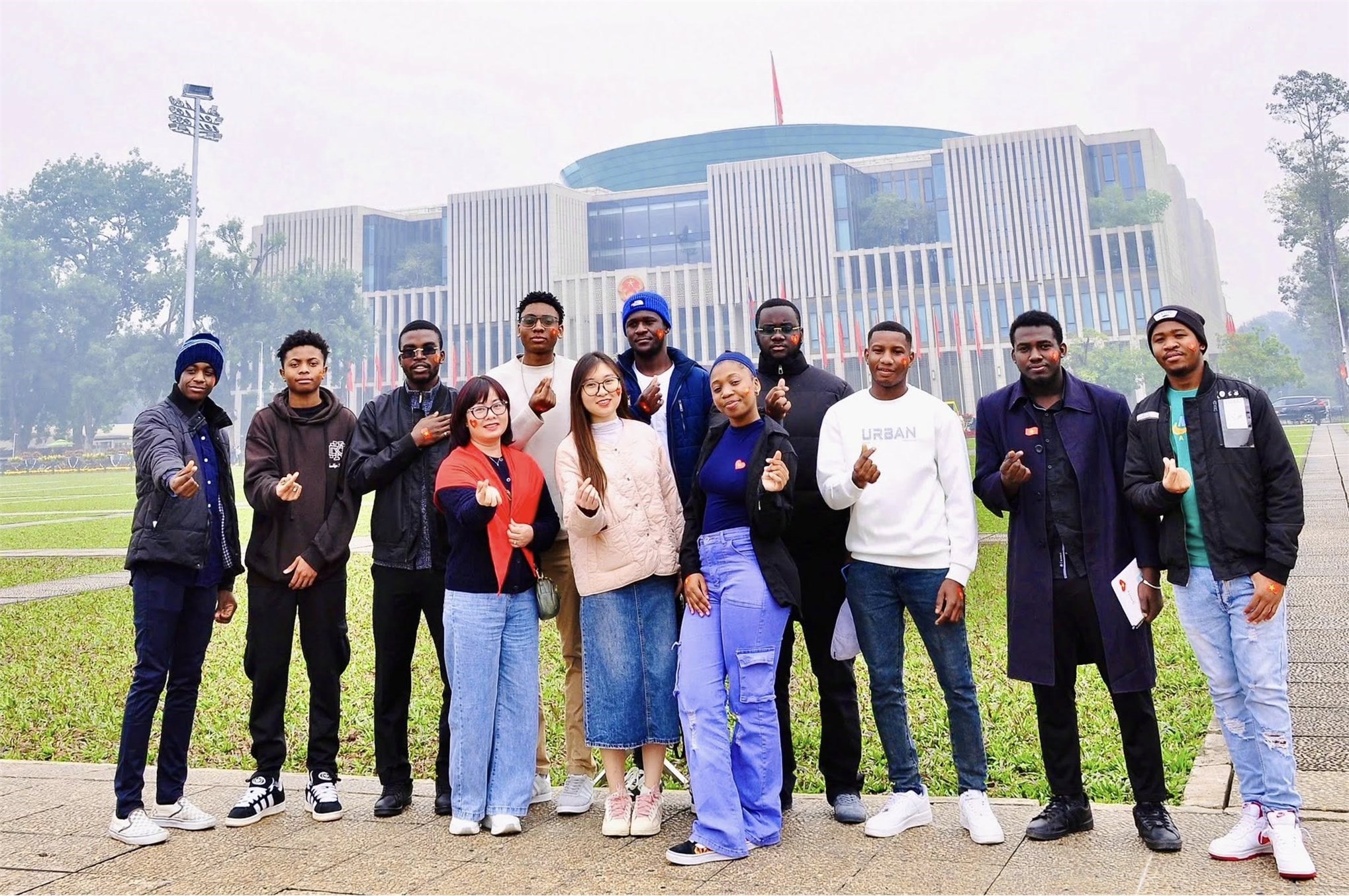 Học viên dự bị tiếng Việt học tập thực tế tại Lăng Chủ tịch Hồ Chí Minh và Bảo tàng Hồ Chí Minh