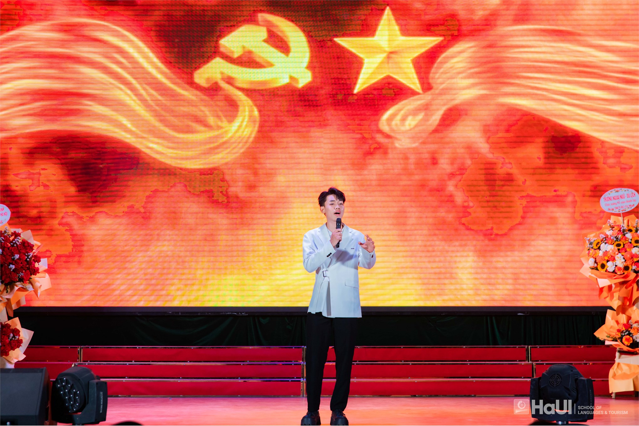 Kỷ niệm 95 năm Ngày thành lập Đoàn TNCS Hồ Chí Minh và tuyên dương gương mặt trẻ tiêu biểu Trường Ngoại ngữ - Du lịch