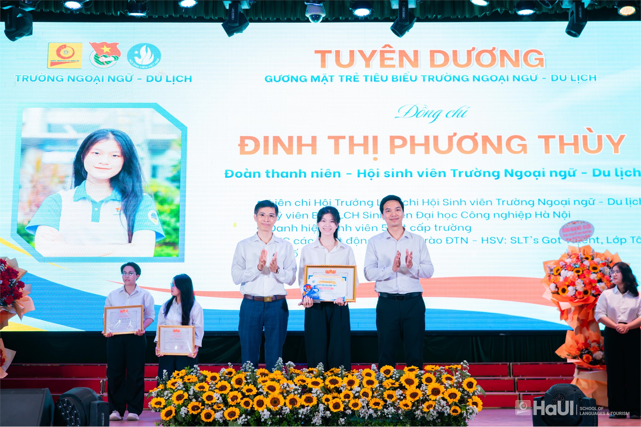 Kỷ niệm 95 năm Ngày thành lập Đoàn TNCS Hồ Chí Minh và tuyên dương gương mặt trẻ tiêu biểu Trường Ngoại ngữ - Du lịch