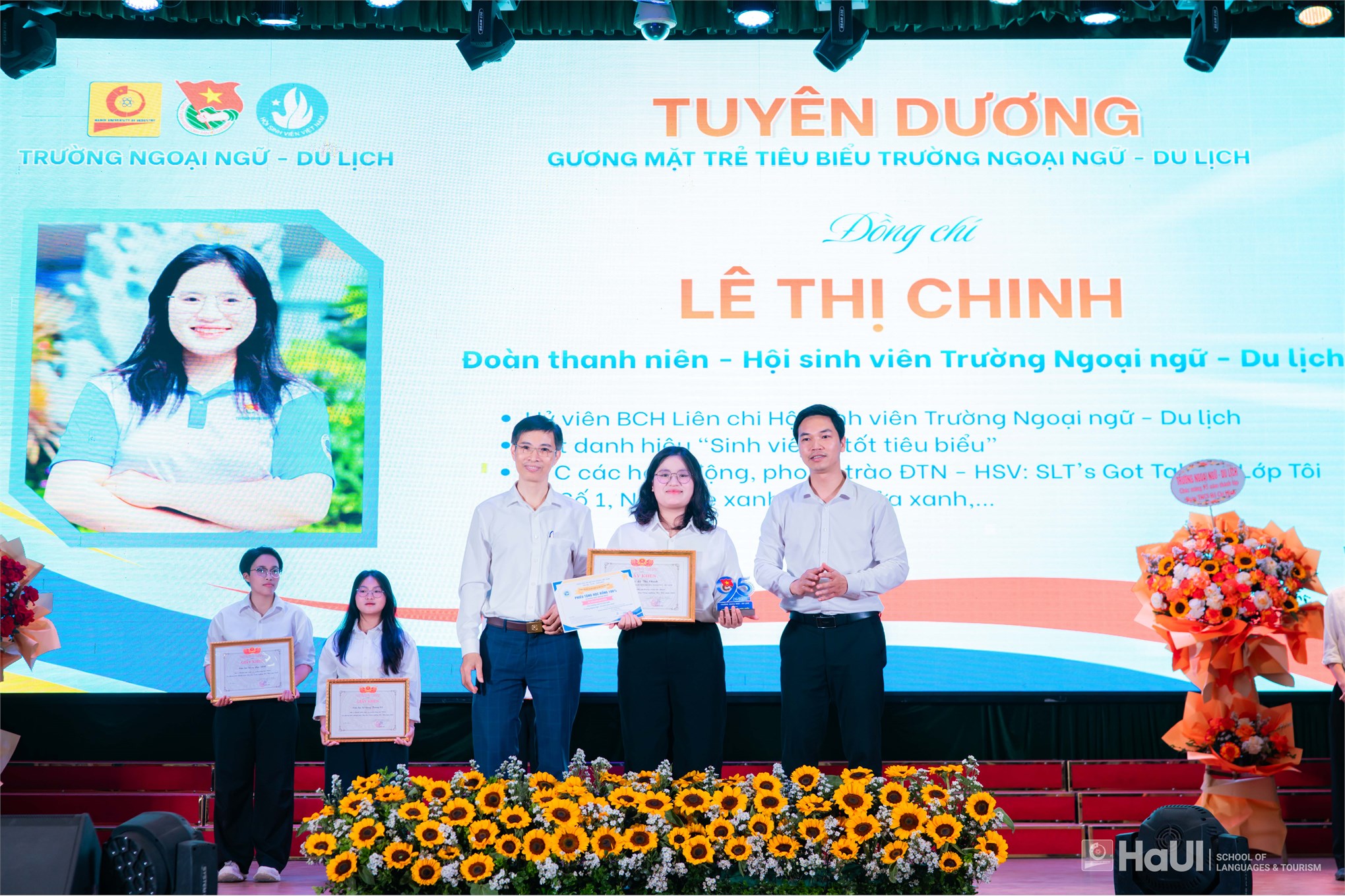 Kỷ niệm 95 năm Ngày thành lập Đoàn TNCS Hồ Chí Minh và tuyên dương gương mặt trẻ tiêu biểu Trường Ngoại ngữ - Du lịch