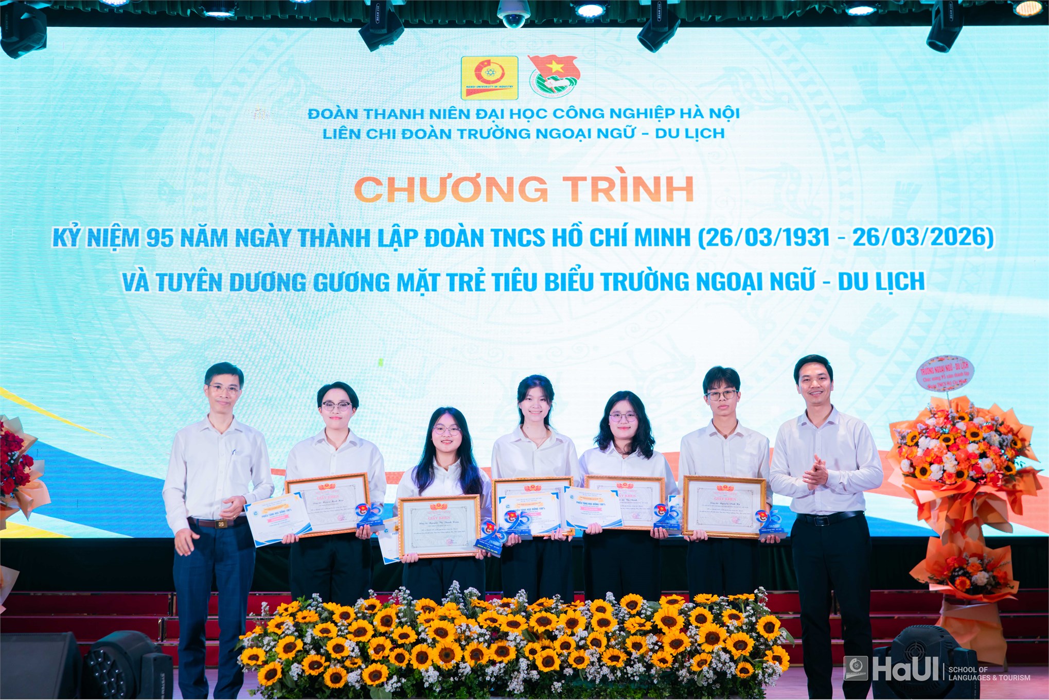 Kỷ niệm 95 năm Ngày thành lập Đoàn TNCS Hồ Chí Minh và tuyên dương gương mặt trẻ tiêu biểu Trường Ngoại ngữ - Du lịch