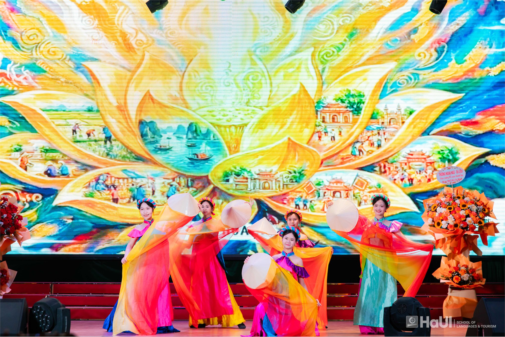 Kỷ niệm 95 năm Ngày thành lập Đoàn TNCS Hồ Chí Minh và tuyên dương gương mặt trẻ tiêu biểu Trường Ngoại ngữ - Du lịch