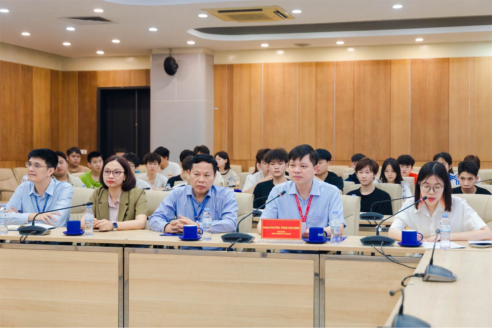 Trường Ngoại ngữ – Du lịch triển khai chương trình đào tạo tiếng Việt cho học sinh Trường Hoa Kiều Quảng Tây (Trung Quốc)