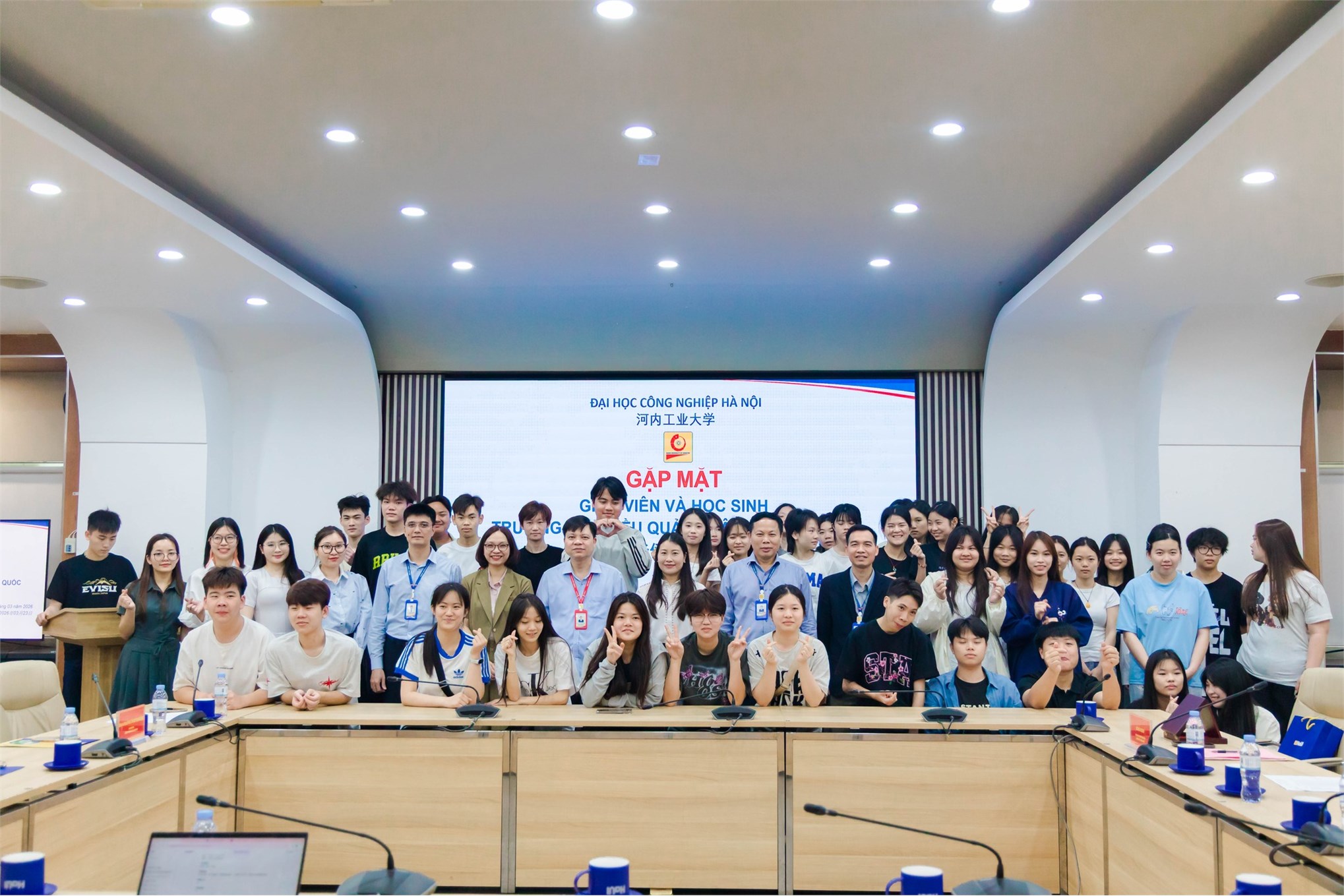 Trường Ngoại ngữ – Du lịch triển khai chương trình đào tạo tiếng Việt cho học sinh Trường Hoa Kiều Quảng Tây (Trung Quốc)