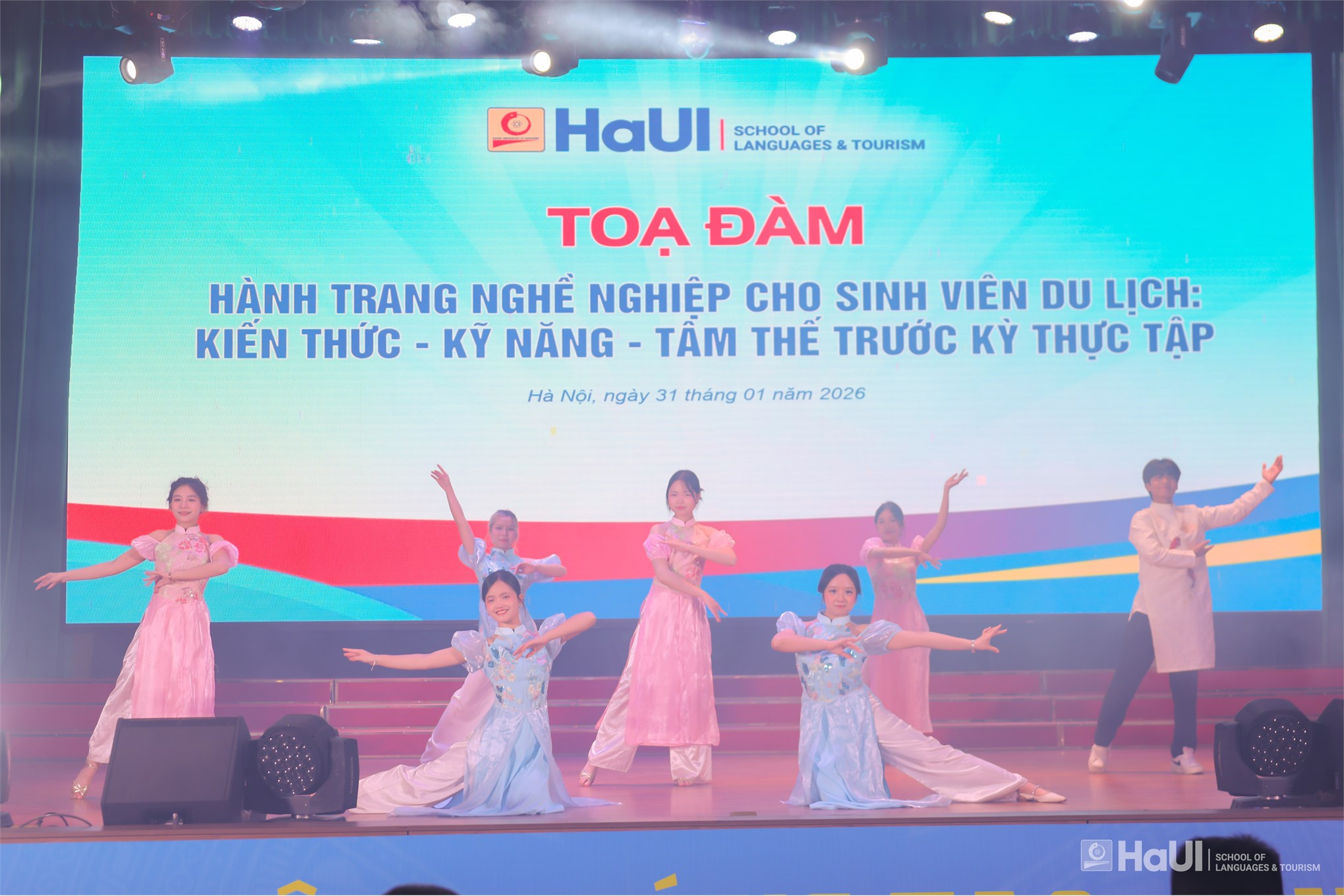 Trường Ngoại ngữ – Du lịch tổ chức tọa đàm “Hành trang nghề nghiệp cho sinh viên du lịch” trước kỳ thực tập