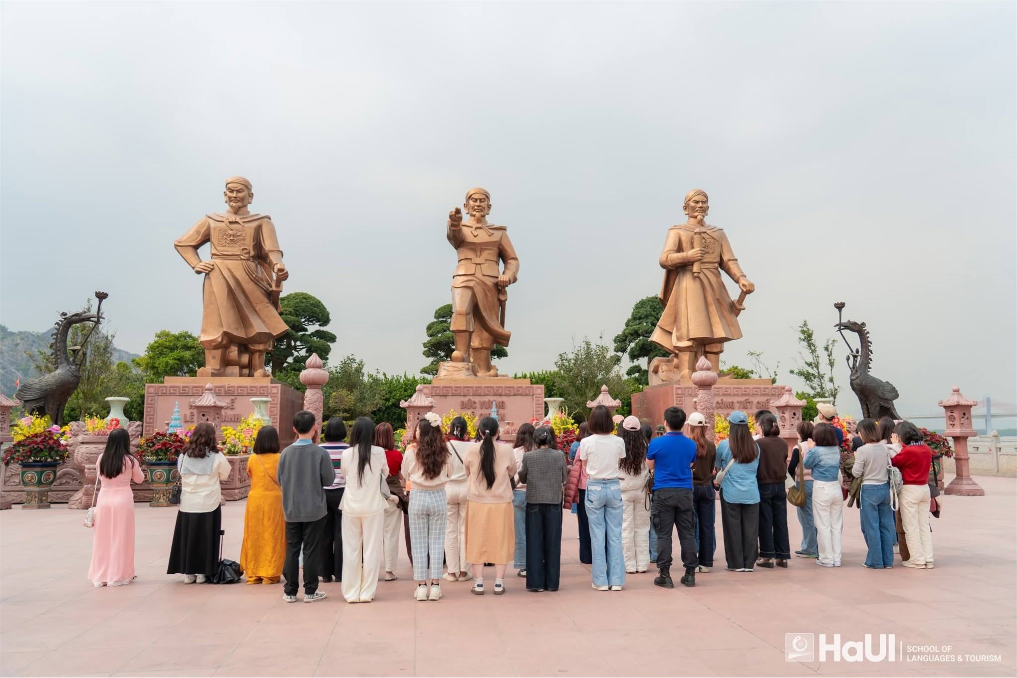 Chi bộ Ngoại ngữ – Du lịch 2 tổ chức sinh hoạt chuyên đề tháng 3 tại Khu di tích lịch sử Bạch Đằng Giang