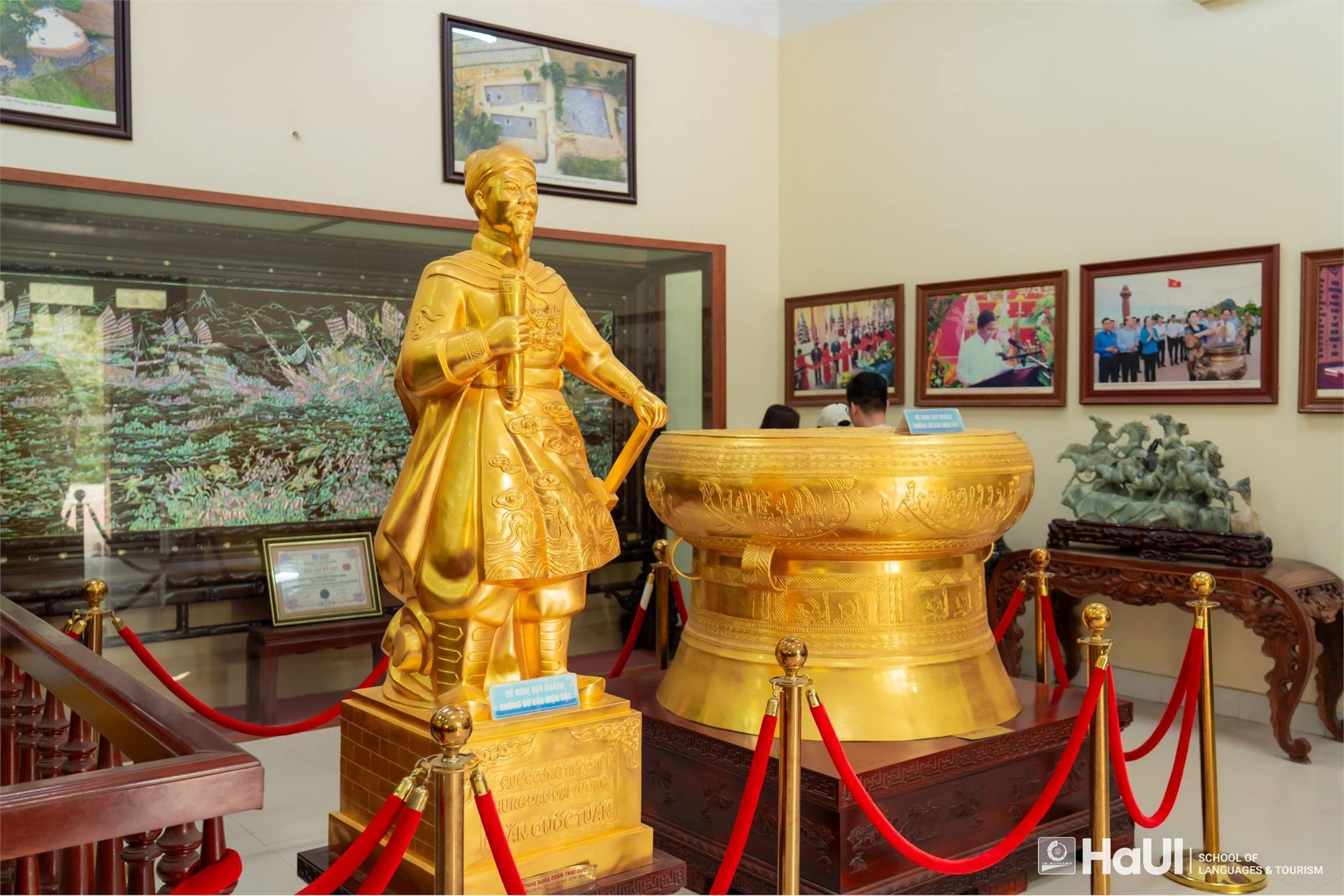 Chi bộ Ngoại ngữ – Du lịch 2 tổ chức sinh hoạt chuyên đề tháng 3 tại Khu di tích lịch sử Bạch Đằng Giang