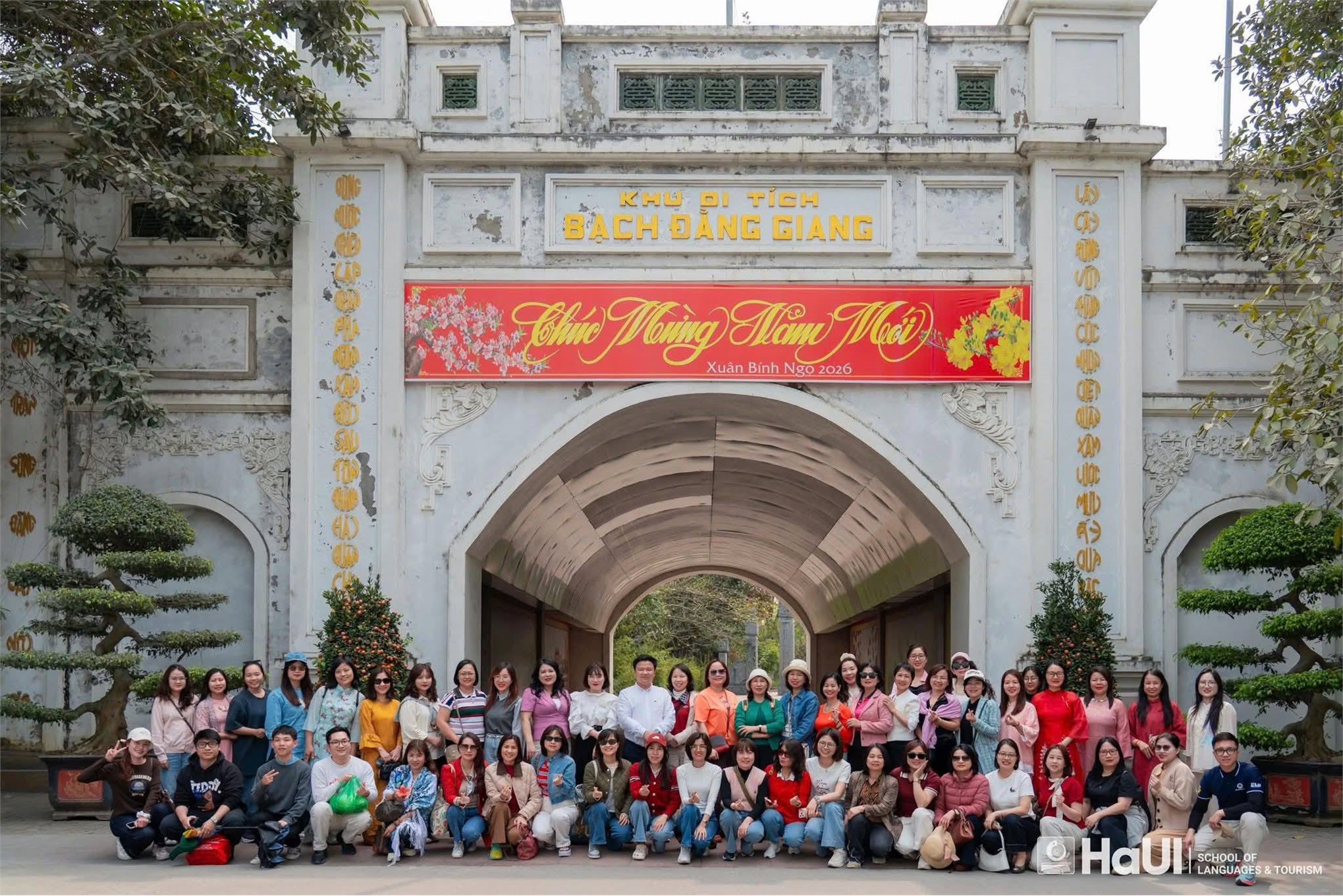 Chi bộ Ngoại ngữ – Du lịch 2 tổ chức sinh hoạt chuyên đề tháng 3 tại Khu di tích lịch sử Bạch Đằng Giang