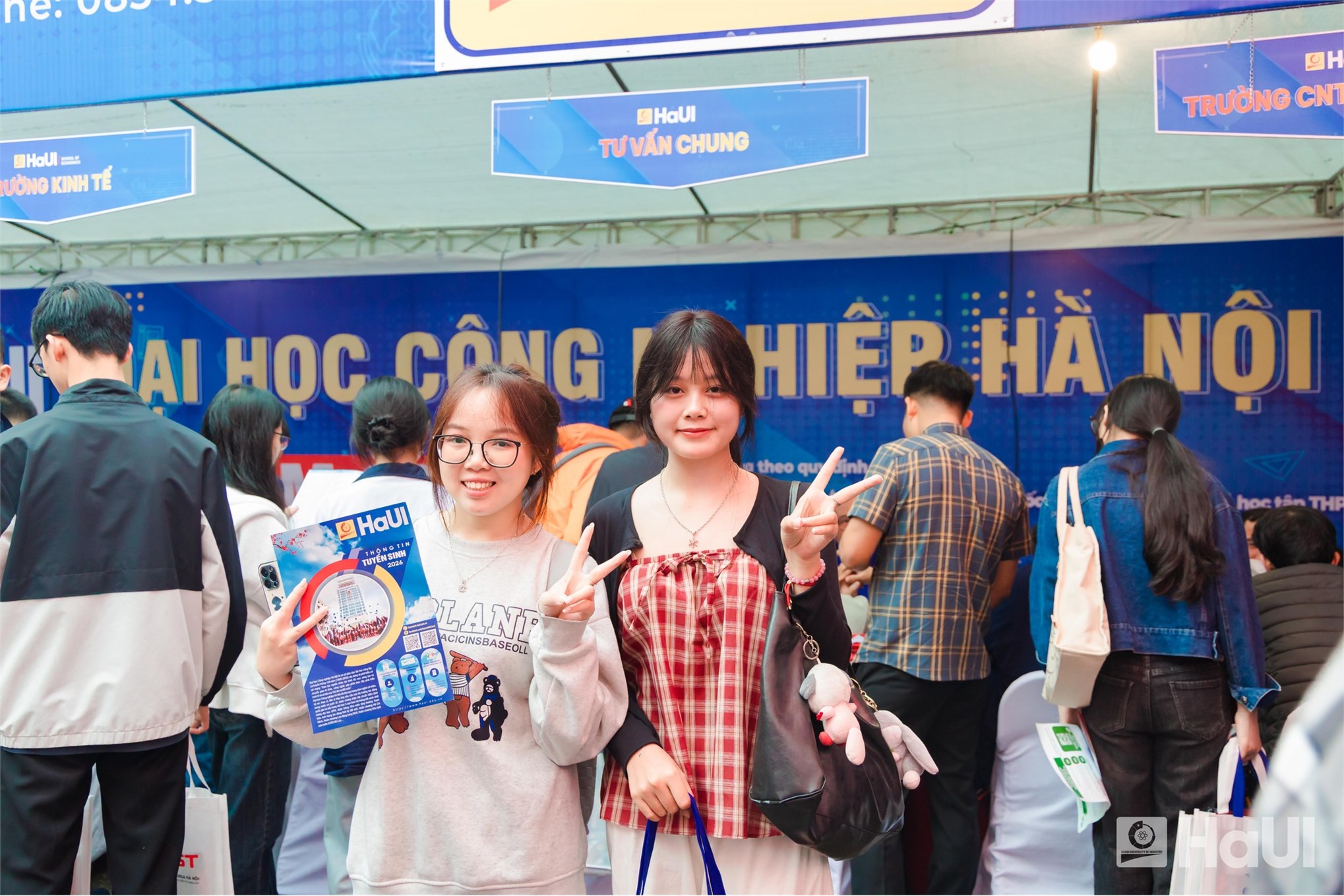 Học sinh Hà Nội hào hứng với chương trình đào tạo theo định hướng quốc tế hóa tại Trường Ngoại ngữ – Du lịch