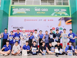 Học sinh THCS&THPT Lê Quý Đôn hào hứng tìm hiểu các ngành học gắn với ngoại ngữ, du lịch và môi trường làm việc quốc tế