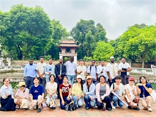 Học viên lớp dự bị Tiếng Việt trải nghiệm học tập thực tế tại Văn Miếu - Quốc Tử Giám và Hoàng thành Thăng Long