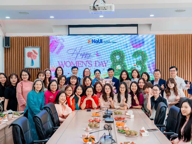 Nữ viên chức, người lao động Trường Ngoại ngữ – Du lịch rạng rỡ sắc áo dài chào mừng Quốc tế Phụ nữ 8/3
