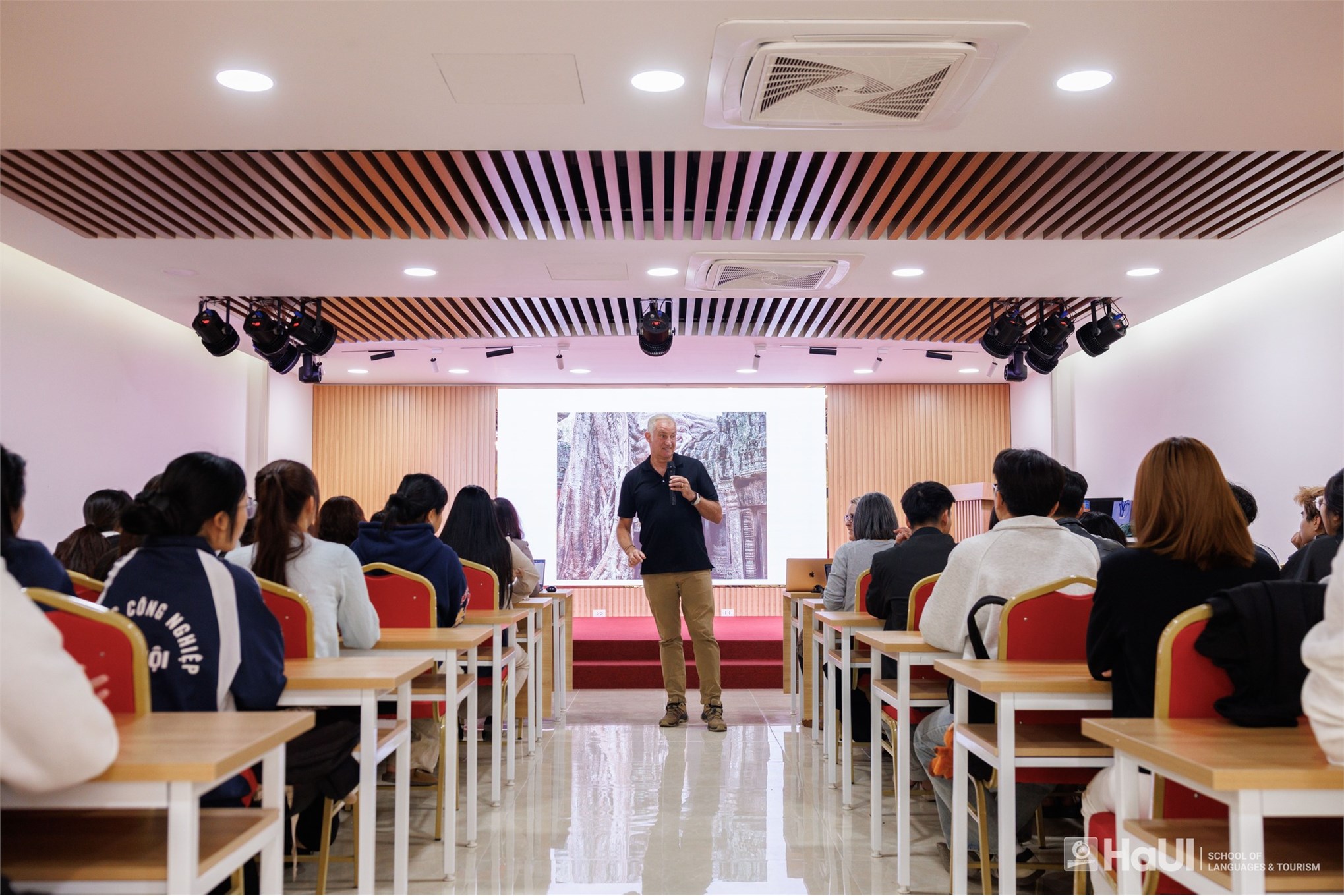 Khoa Quản trị Nhà hàng – Khách sạn tổ chức tọa đàm học thuật quốc tế về xu hướng “Transformation Economy” trong du lịch