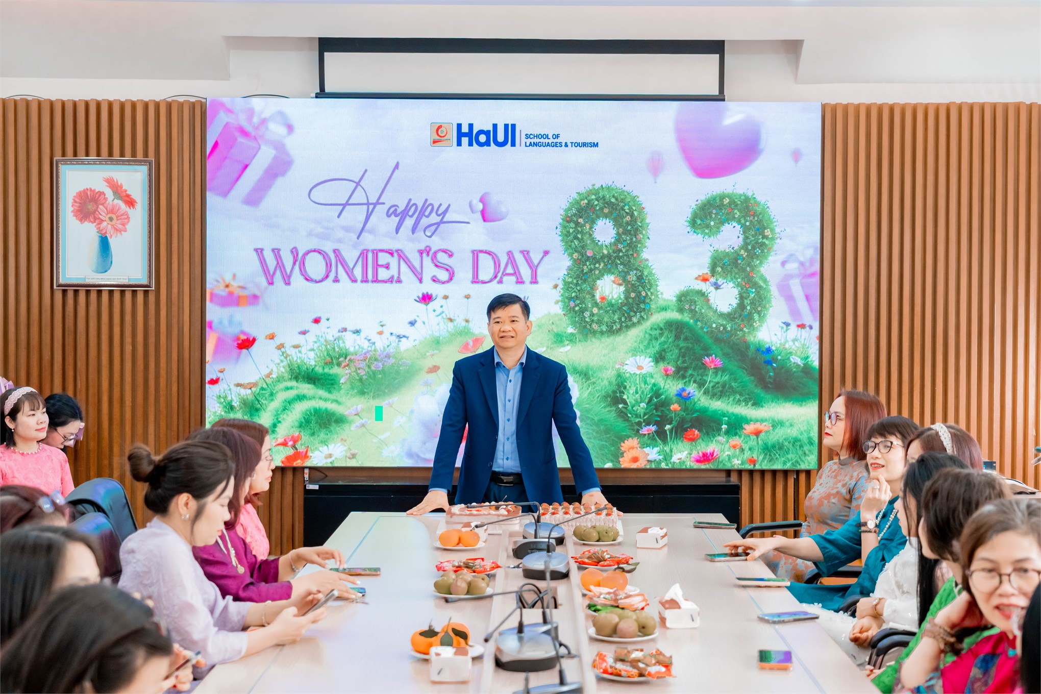 Nữ viên chức, người lao động Trường Ngoại ngữ – Du lịch rạng rỡ sắc áo dài chào mừng Quốc tế Phụ nữ 8/3