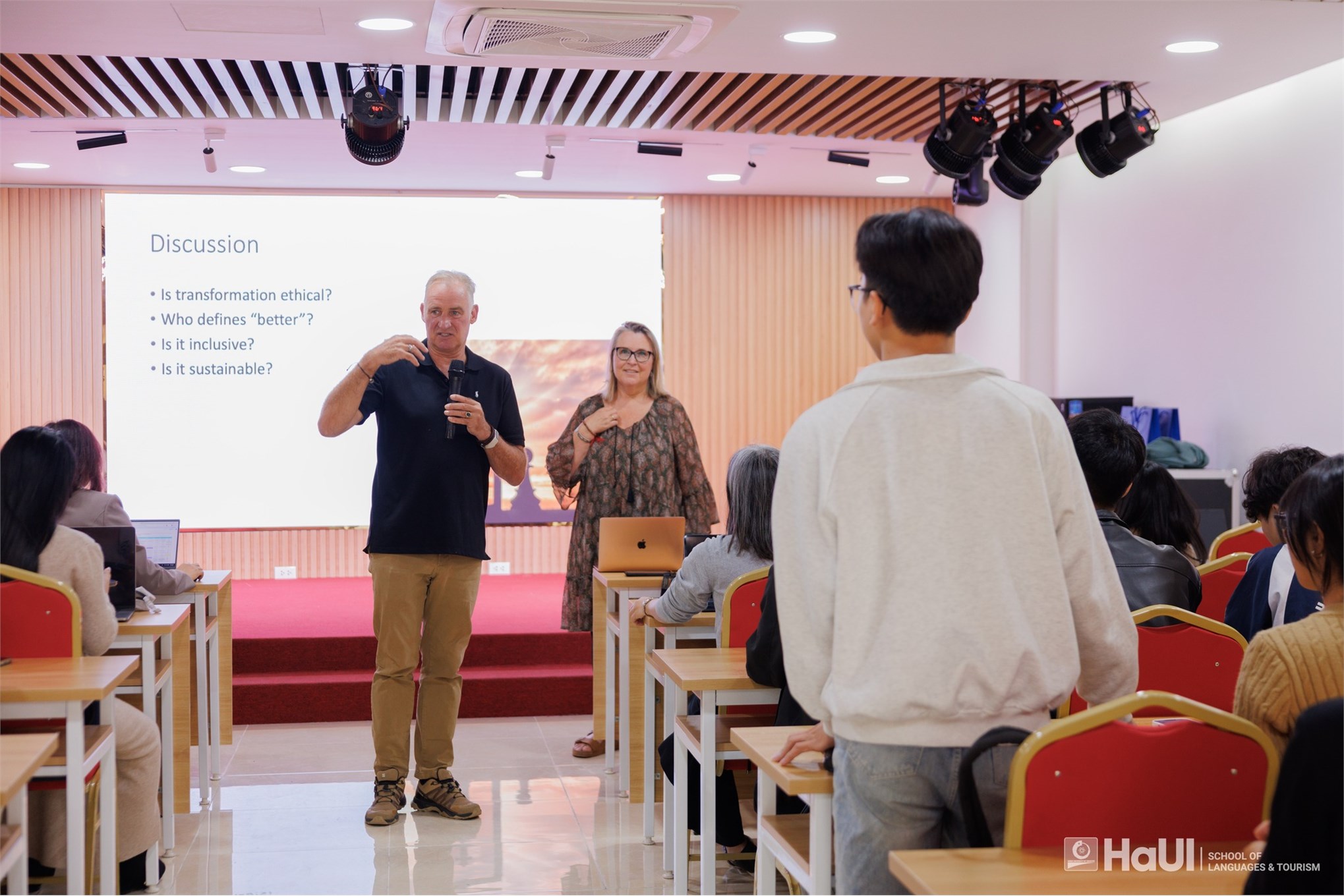 Khoa Quản trị Nhà hàng – Khách sạn tổ chức tọa đàm học thuật quốc tế về xu hướng “Transformation Economy” trong du lịch