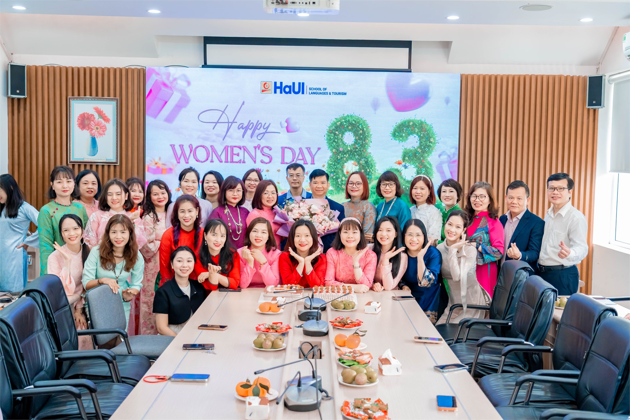 Nữ viên chức, người lao động Trường Ngoại ngữ – Du lịch rạng rỡ sắc áo dài chào mừng Quốc tế Phụ nữ 8/3