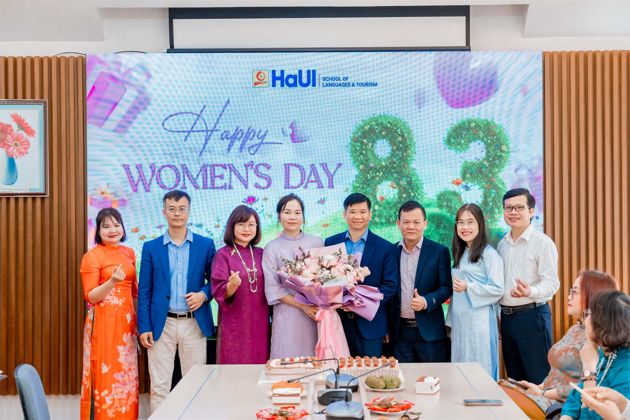 Nữ viên chức, người lao động Trường Ngoại ngữ – Du lịch rạng rỡ sắc áo dài chào mừng Quốc tế Phụ nữ 8/3