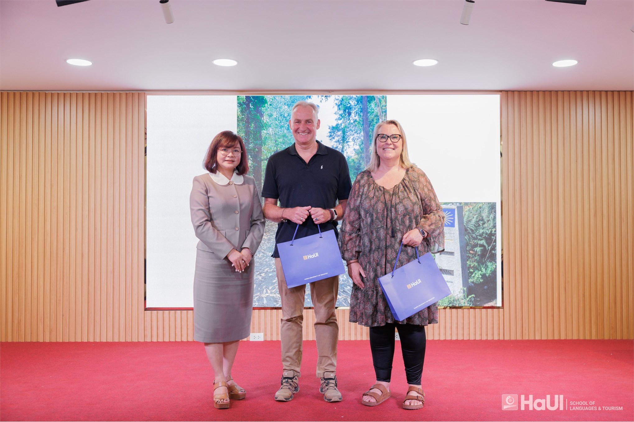 Khoa Quản trị Nhà hàng – Khách sạn tổ chức tọa đàm học thuật quốc tế về xu hướng “Transformation Economy” trong du lịch