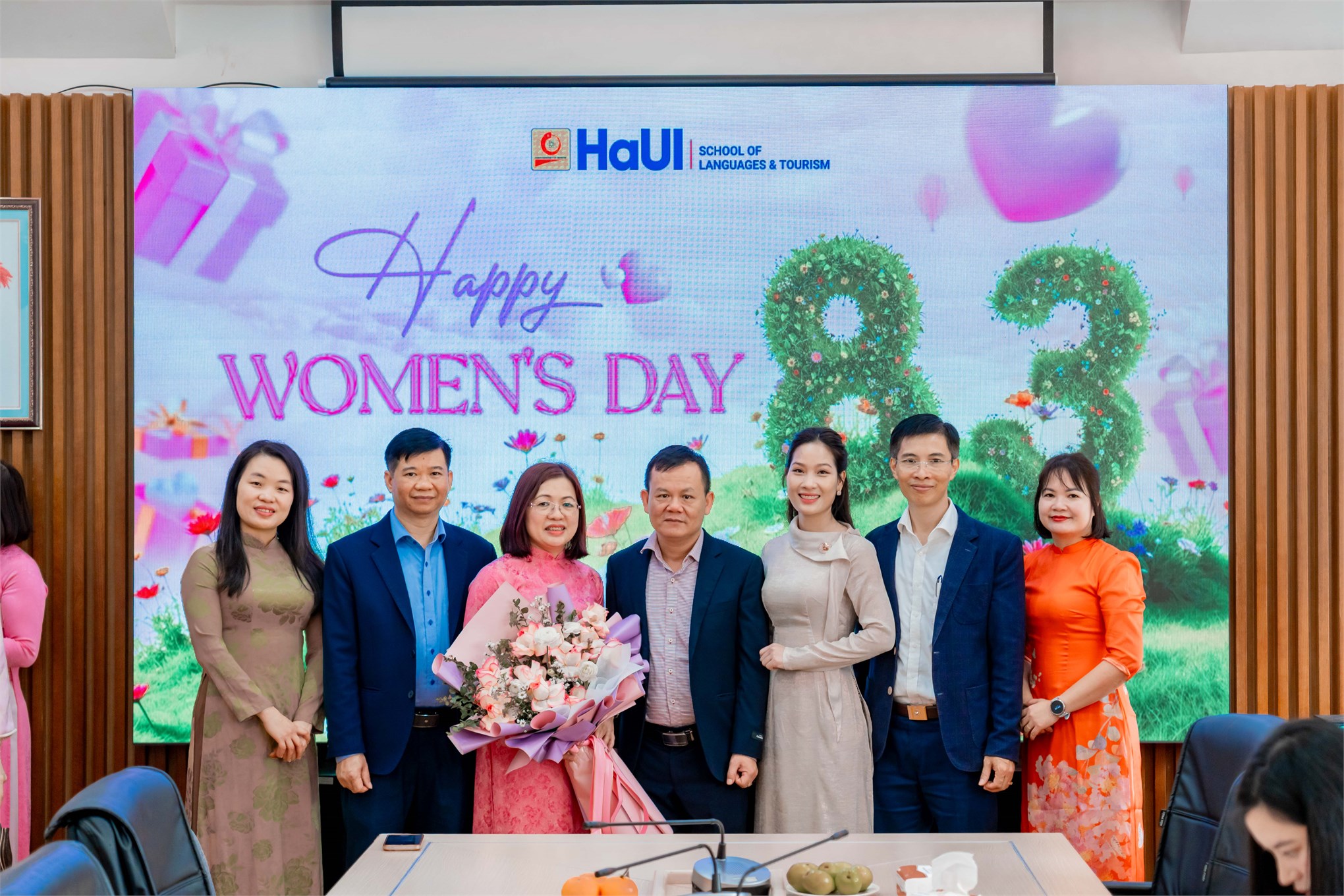 Nữ viên chức, người lao động Trường Ngoại ngữ – Du lịch rạng rỡ sắc áo dài chào mừng Quốc tế Phụ nữ 8/3