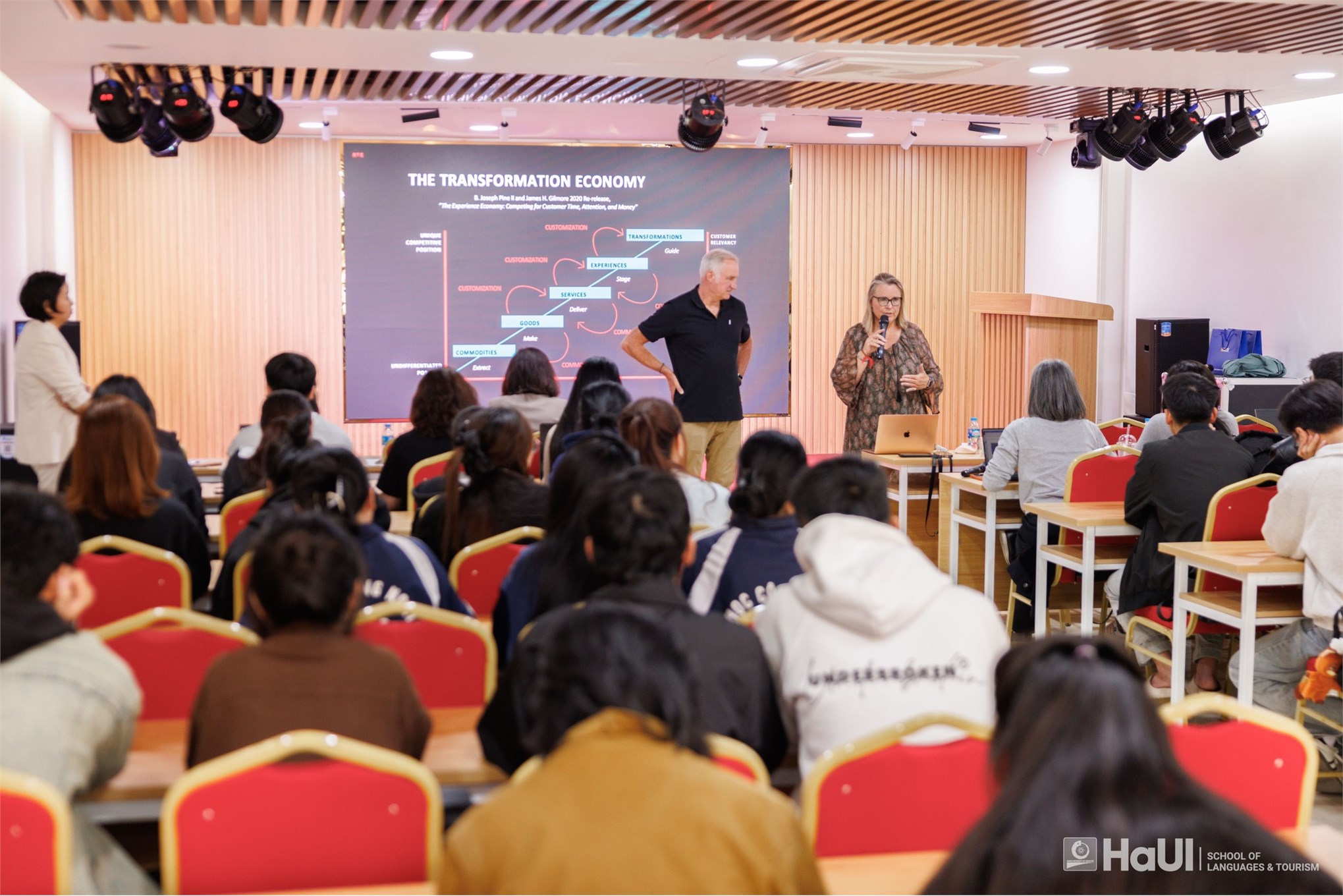 Khoa Quản trị Nhà hàng – Khách sạn tổ chức tọa đàm học thuật quốc tế về xu hướng “Transformation Economy” trong du lịch